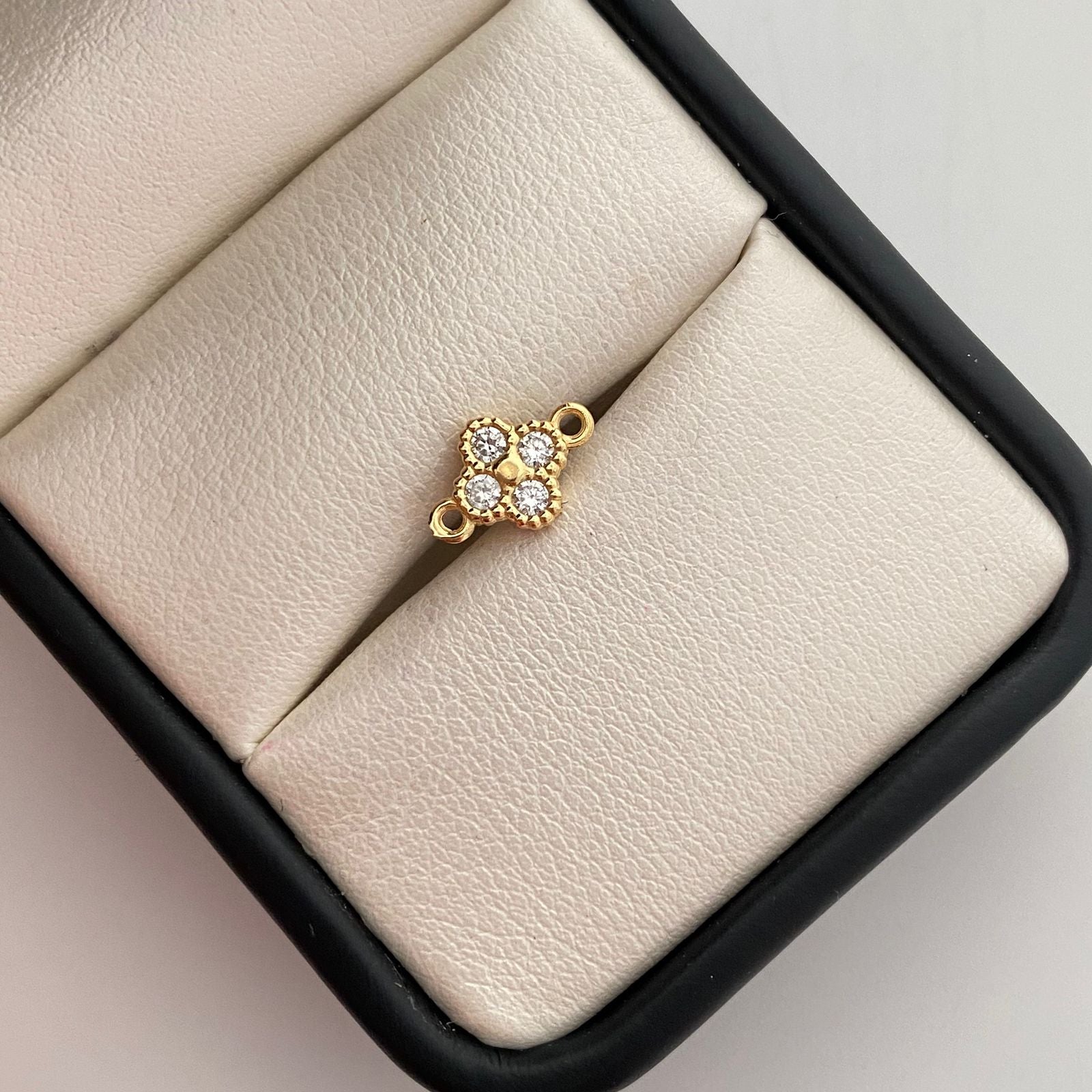 Herraje trebol con circones blancos  Oro amarillo 18k 0,6 Gr / 1 Cm