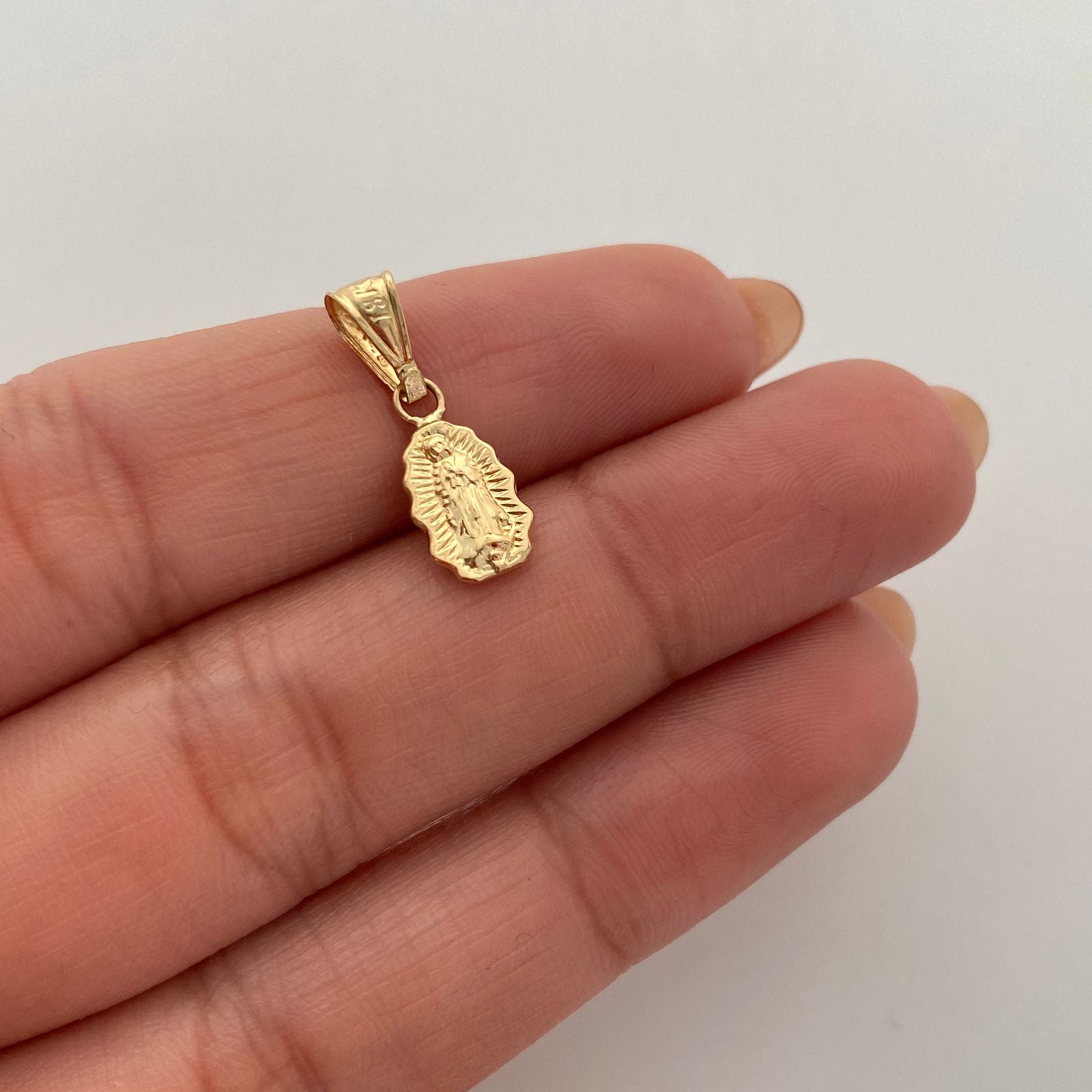 Dije Guadalupe silueta Oro amarillo 18k 0,4 Gr / 6,8 mm / 2 Cm