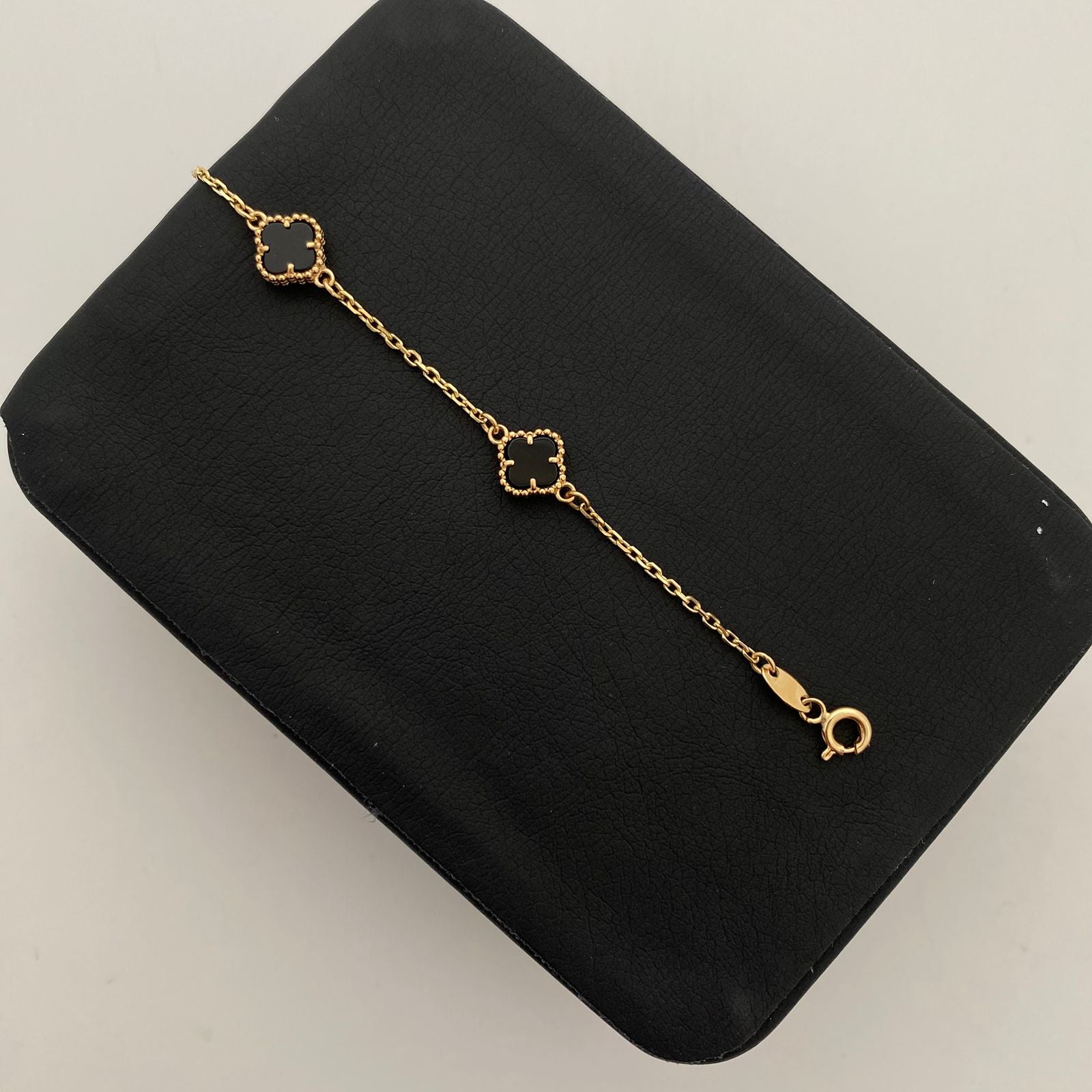 Pulso It aro seguido con herraje de trebol negro  Oro amarillo 18k +4 / 3,5 Gr / 1,03 mm / 17,5 Cm