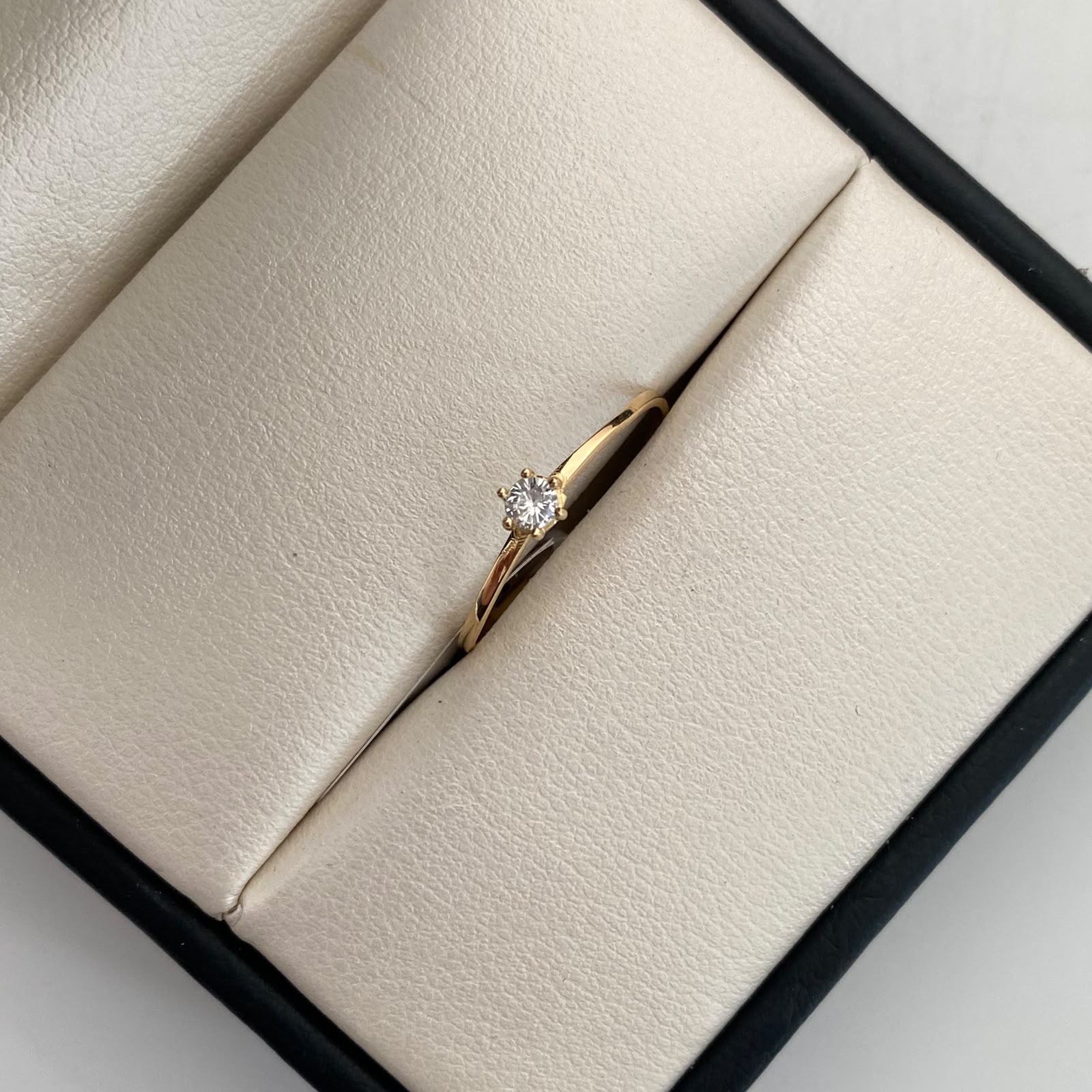 Anillo Solitario Oro amarillo 18k / Talla 8 / 0,8 Gr / 1,2 mm
