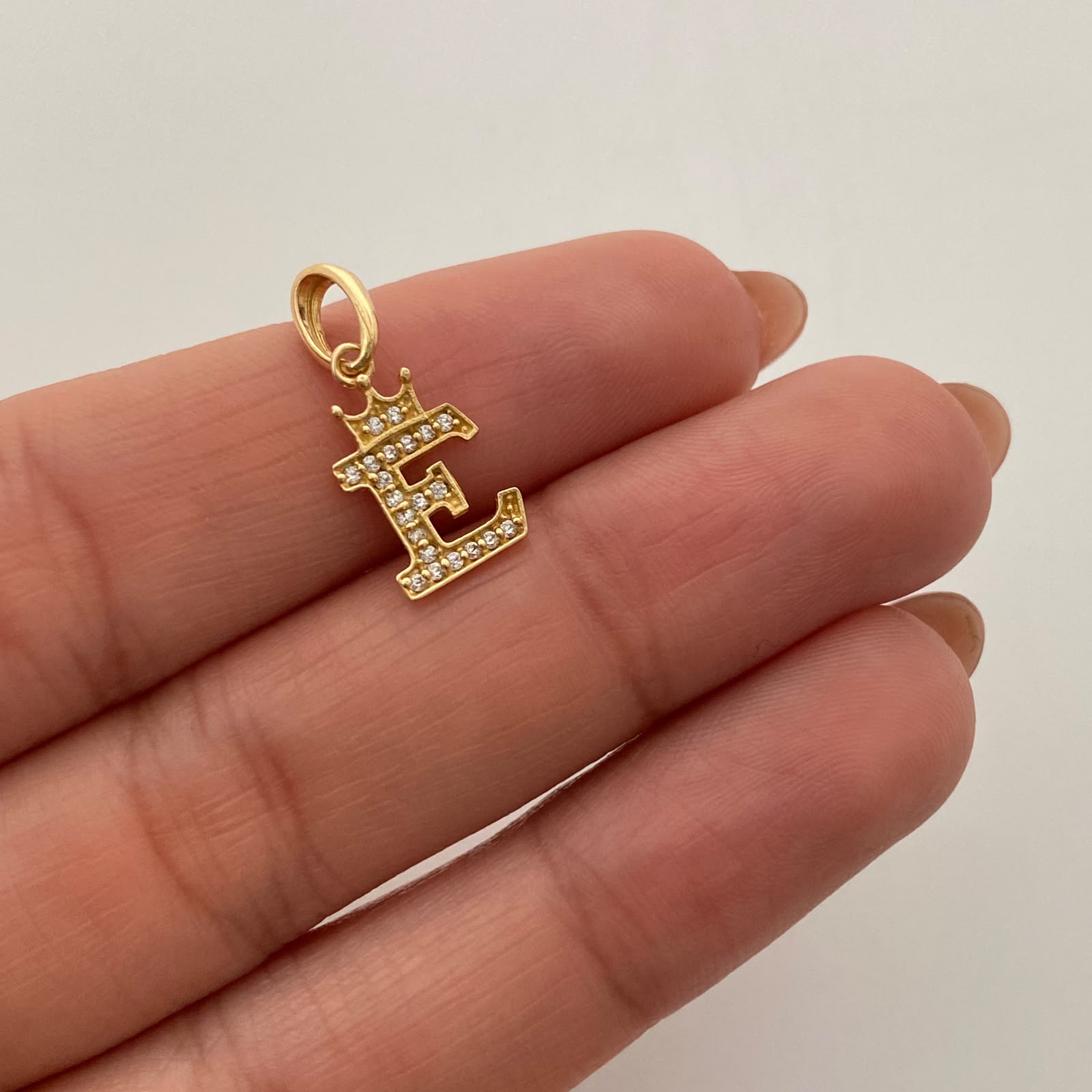 Dije Letra E Casting Oro amarillo 18k 0,9 Gr / 8,4 mm / 2 Cm