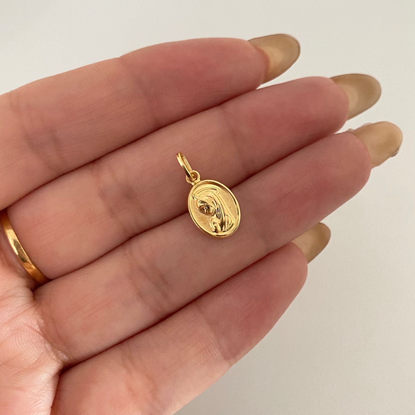 Dije virgen orando Oro amarillo 18k 0,5 Gr / 1,8 Cm