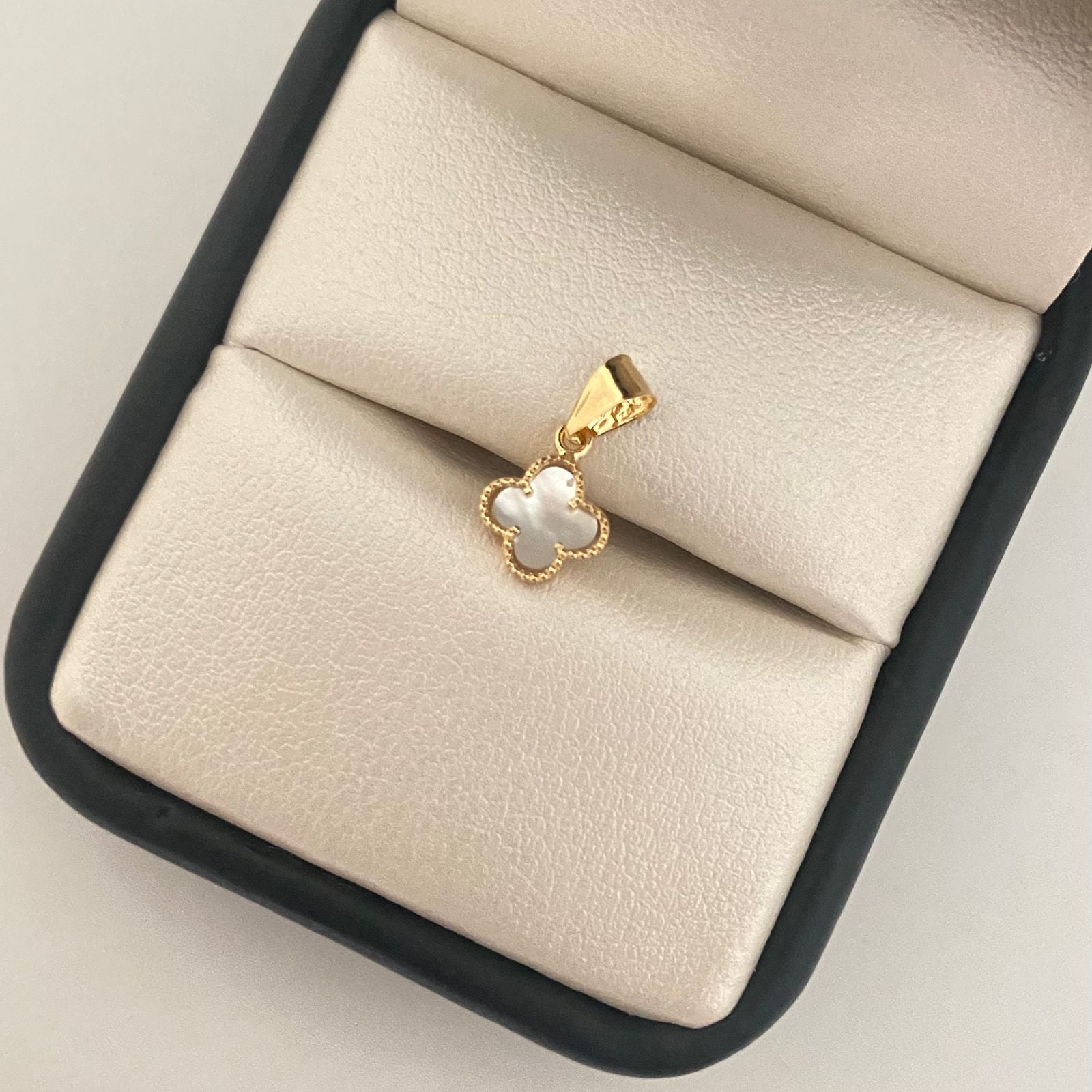 Dije trebol fondo blanco Oro amarillo 18k 0,60 Gr / 1,5 Cm