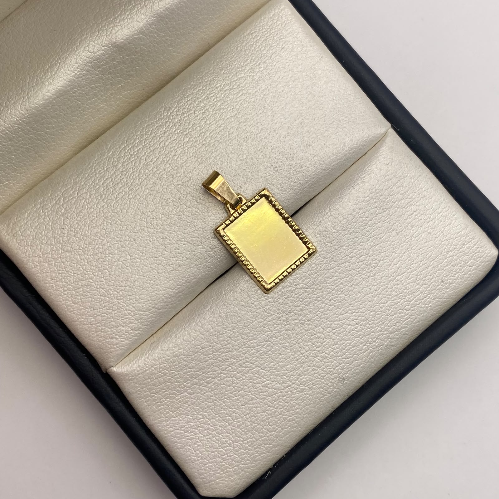 Dije placa fotograbado Oro amarillo 18k 0,8 Gr / 11,25 mm / 2 Cm
