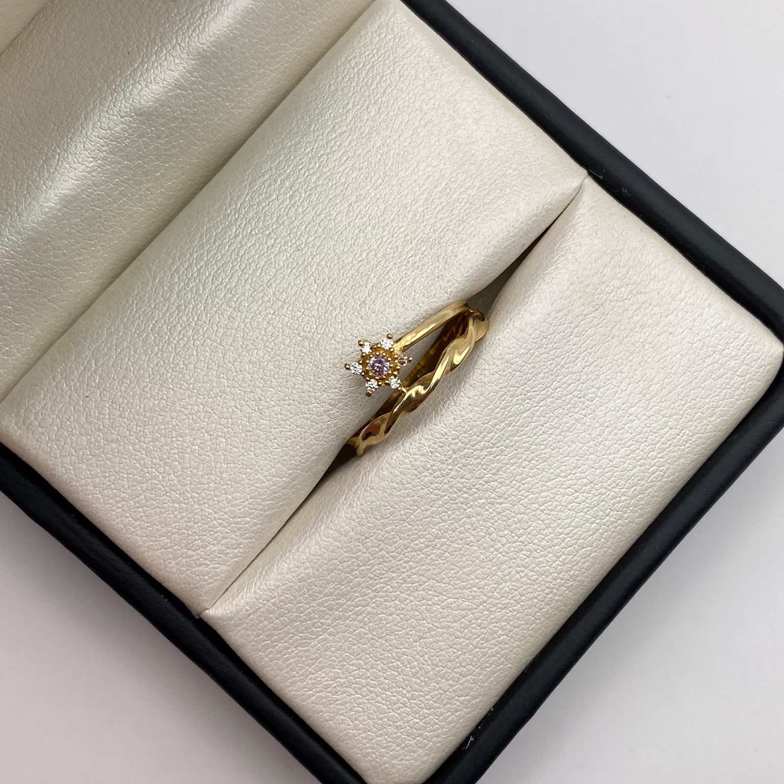 Anillo solitario flor circones blancos Oro amarillo 18k / Talla 7 1/4 / 2,5 Gr / 3,31 mm