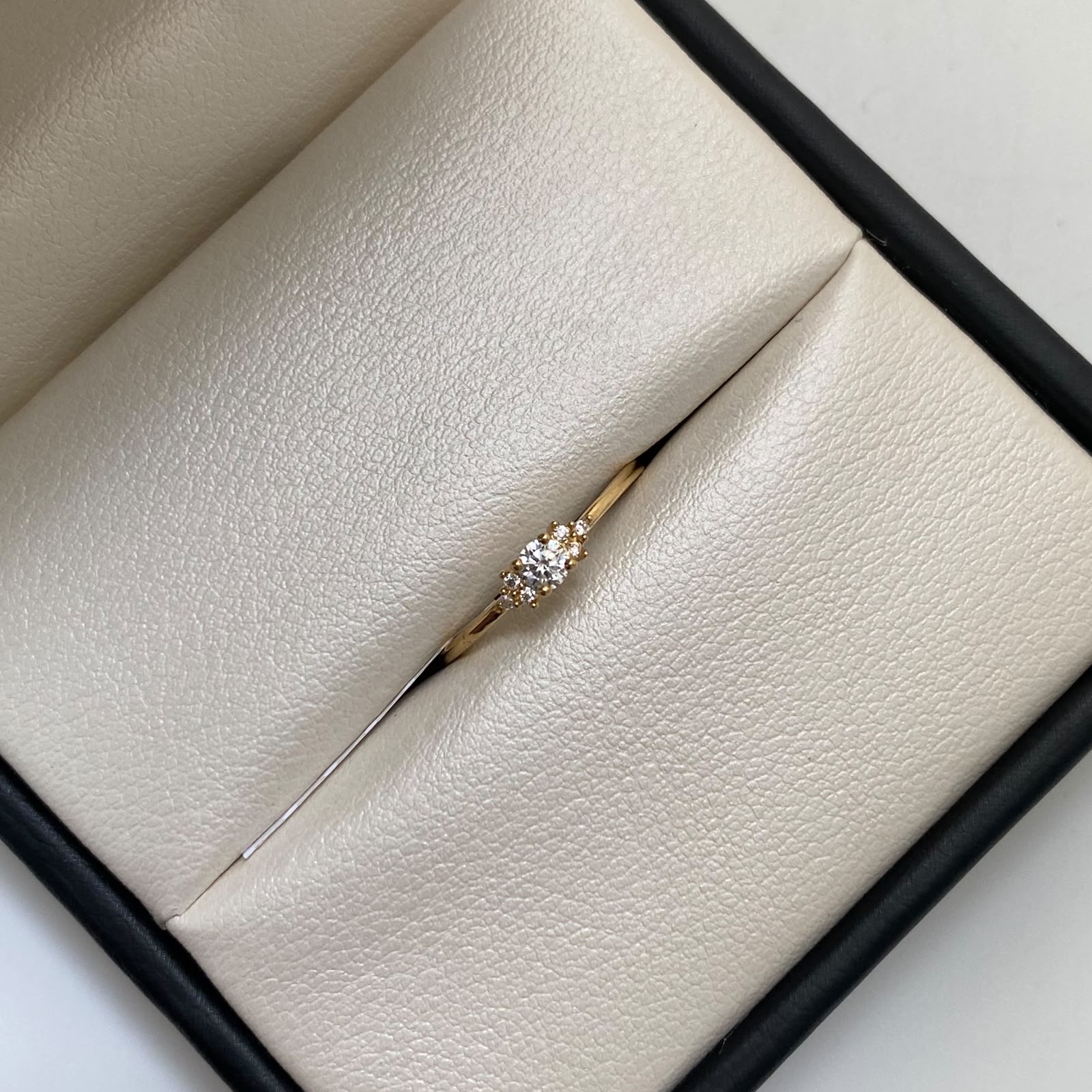 Anillo Solitario Oro amarillo 18k / Talla 7 3/4 / 1 Gr / 1,3 mm