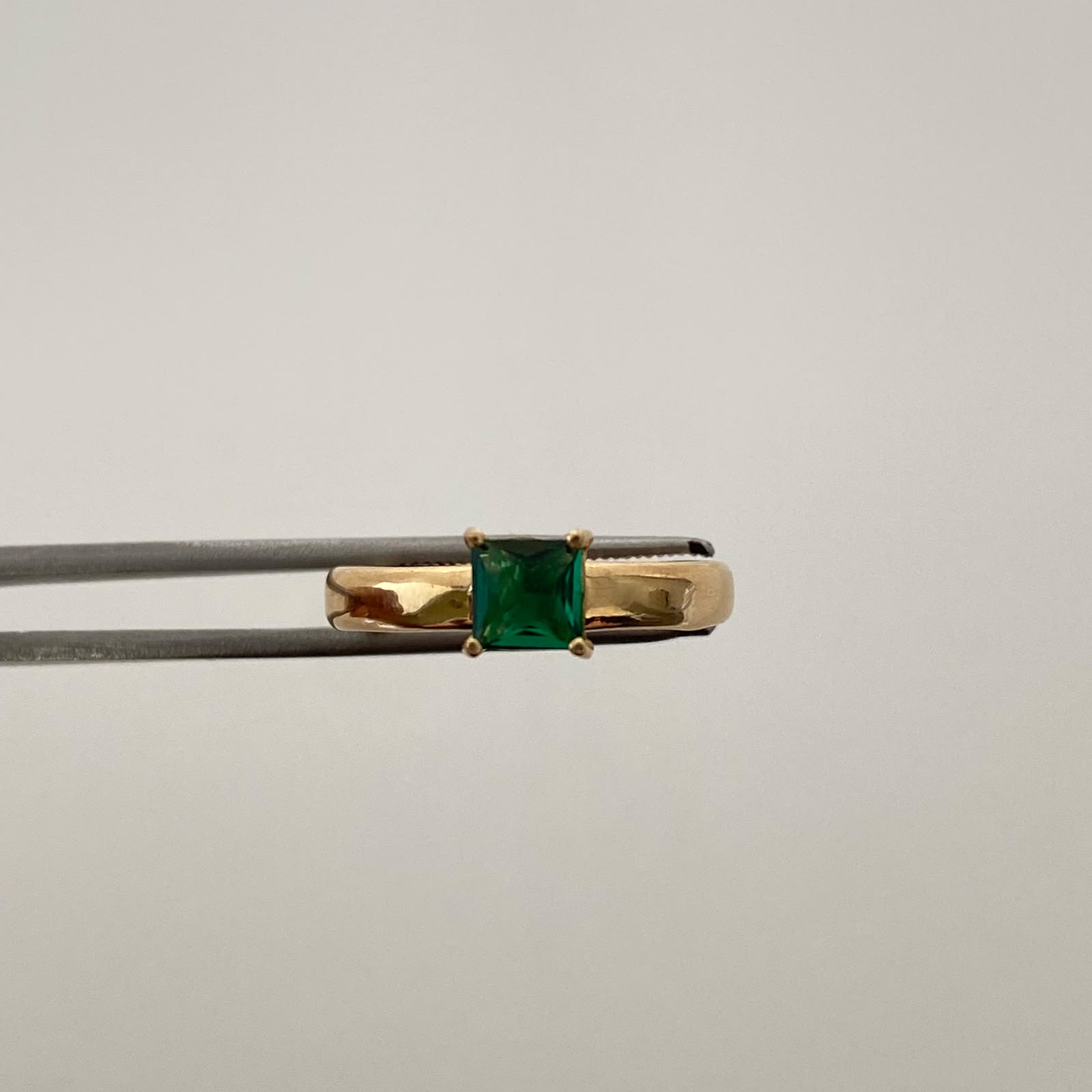 Anillo Solitario Verde Oro amarillo 18k / Talla 8 / 1,55 Gr / 3,2 mm