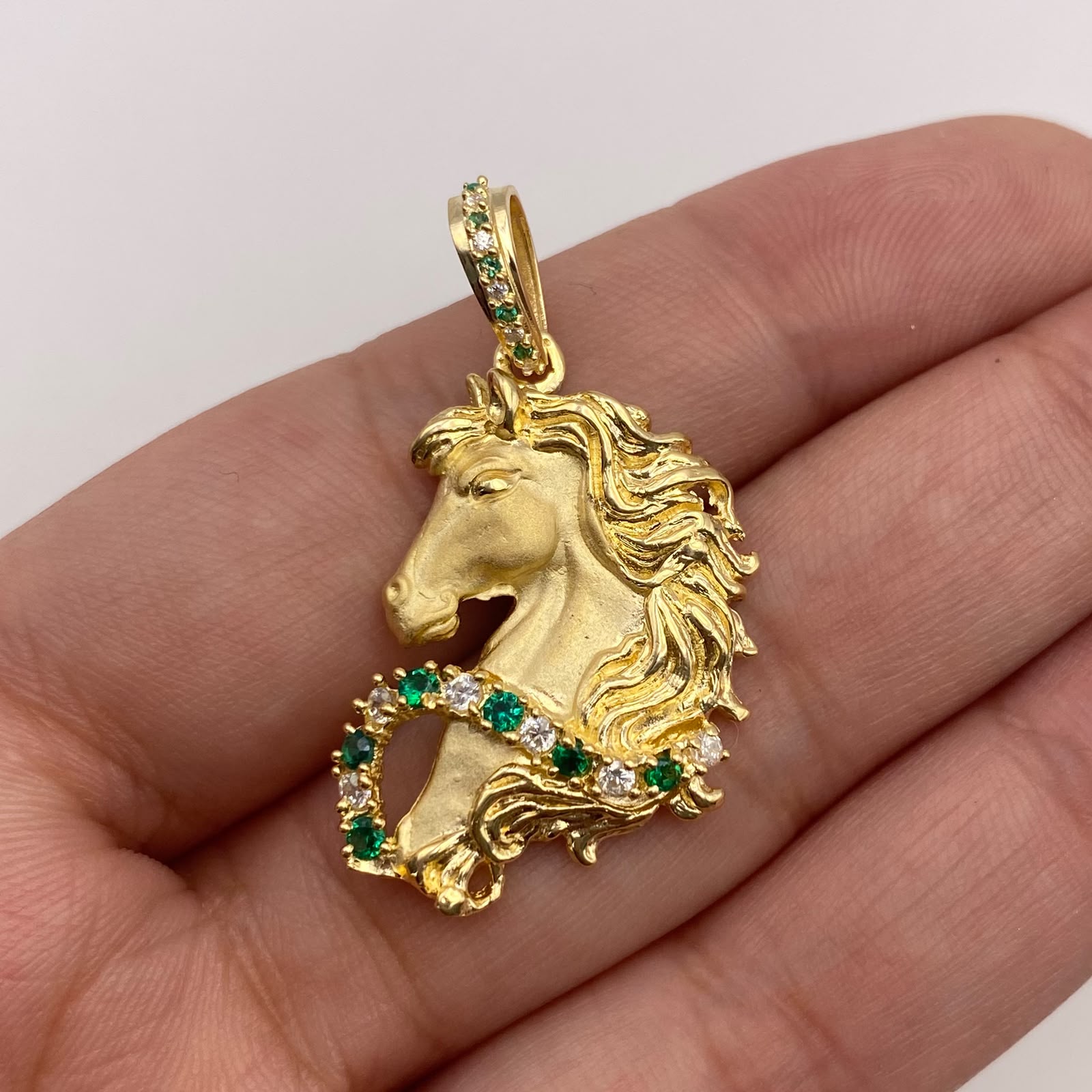 Dije Caballo mate circones verdes y blancos Oro amarillo 18k 6,56 Gr / 19,9 mm / 3,5 Cm