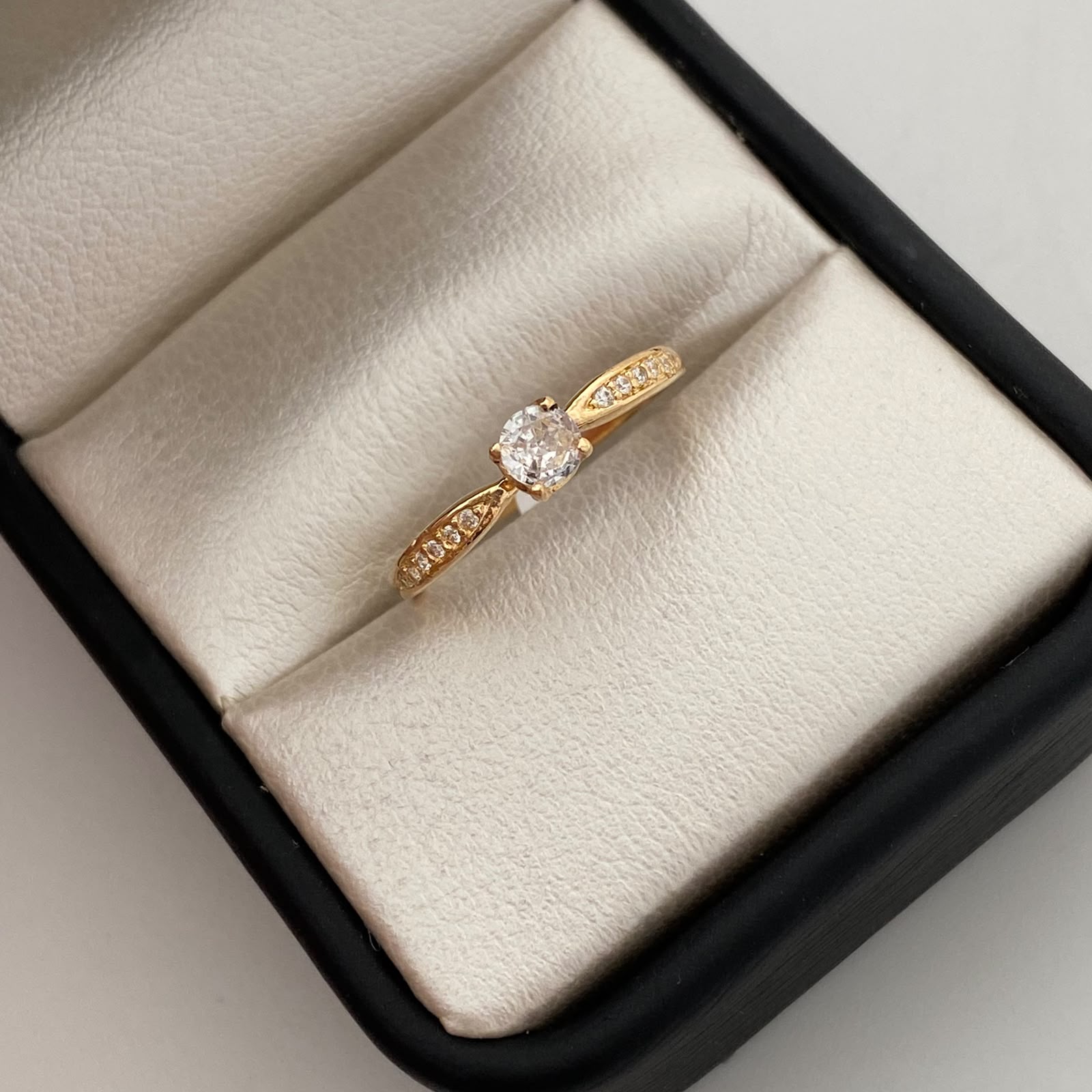 Anillo Solitario Oro amarillo 18k / Talla 7 / 1,4 Gr / 1 mm