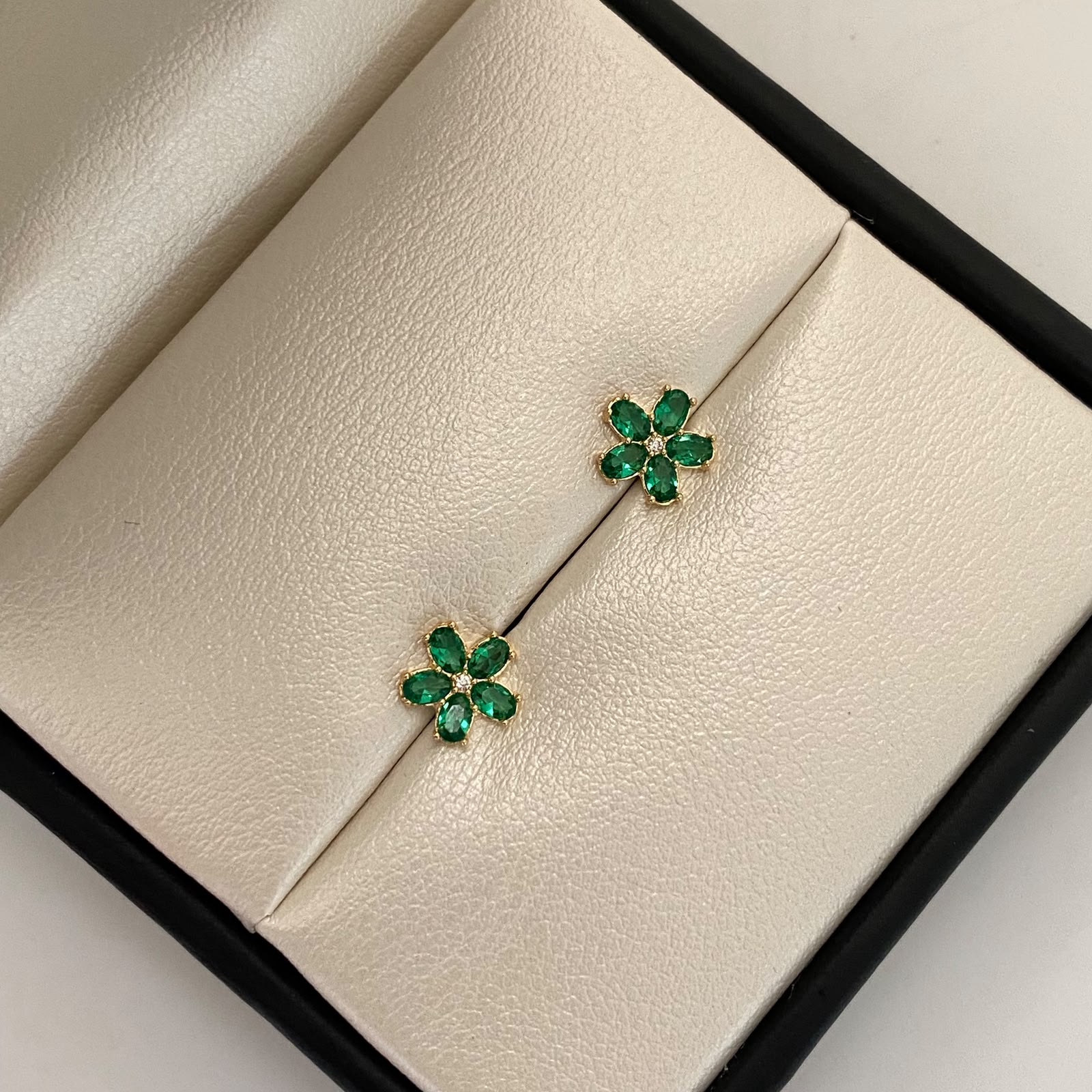 Topos flor petalos verdes Oro amarillo 18k 1 Gr / 8 mm