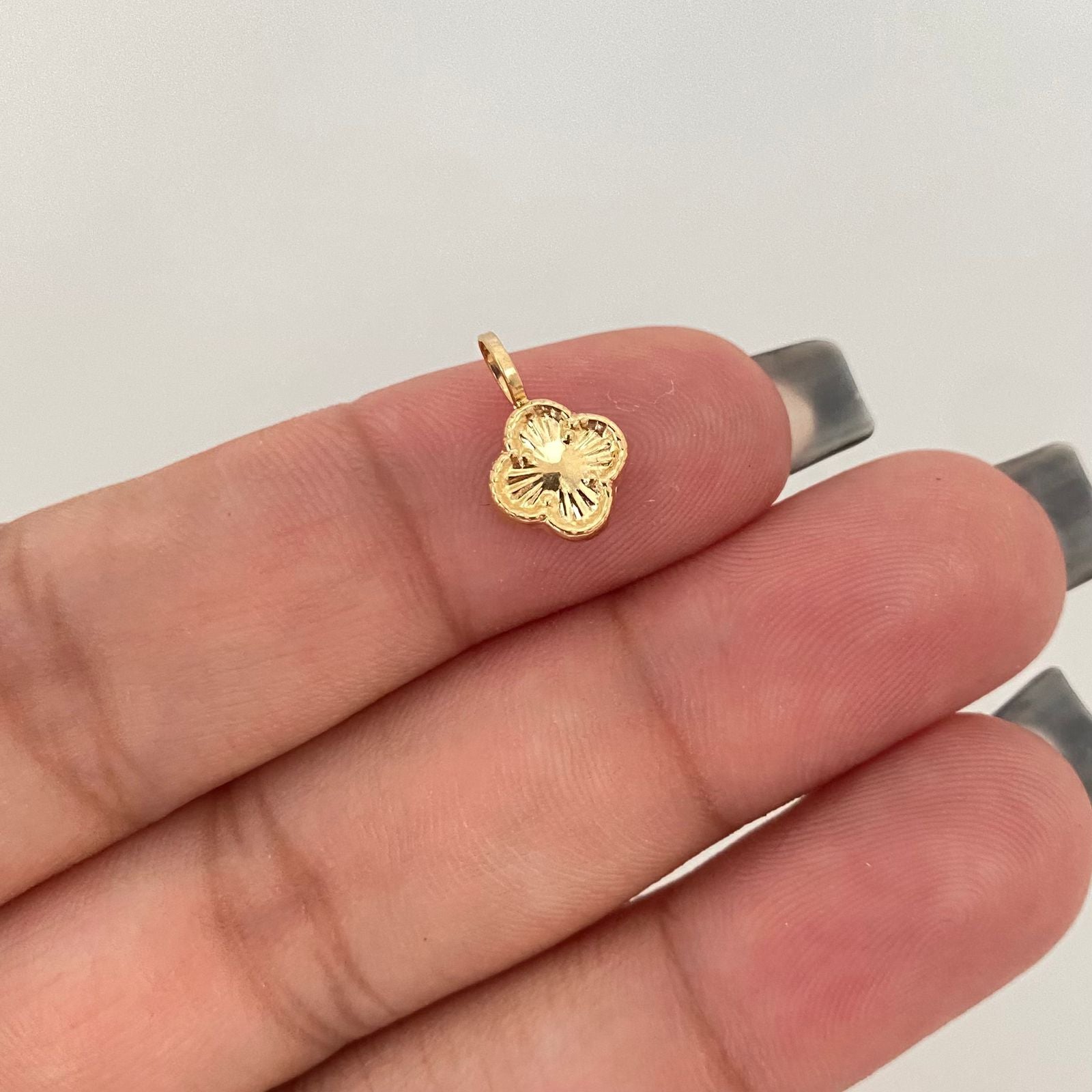 Dije trebol mini fondo diamantado  Oro amarillo 18k 0,40 Gr / 1,2 Cm