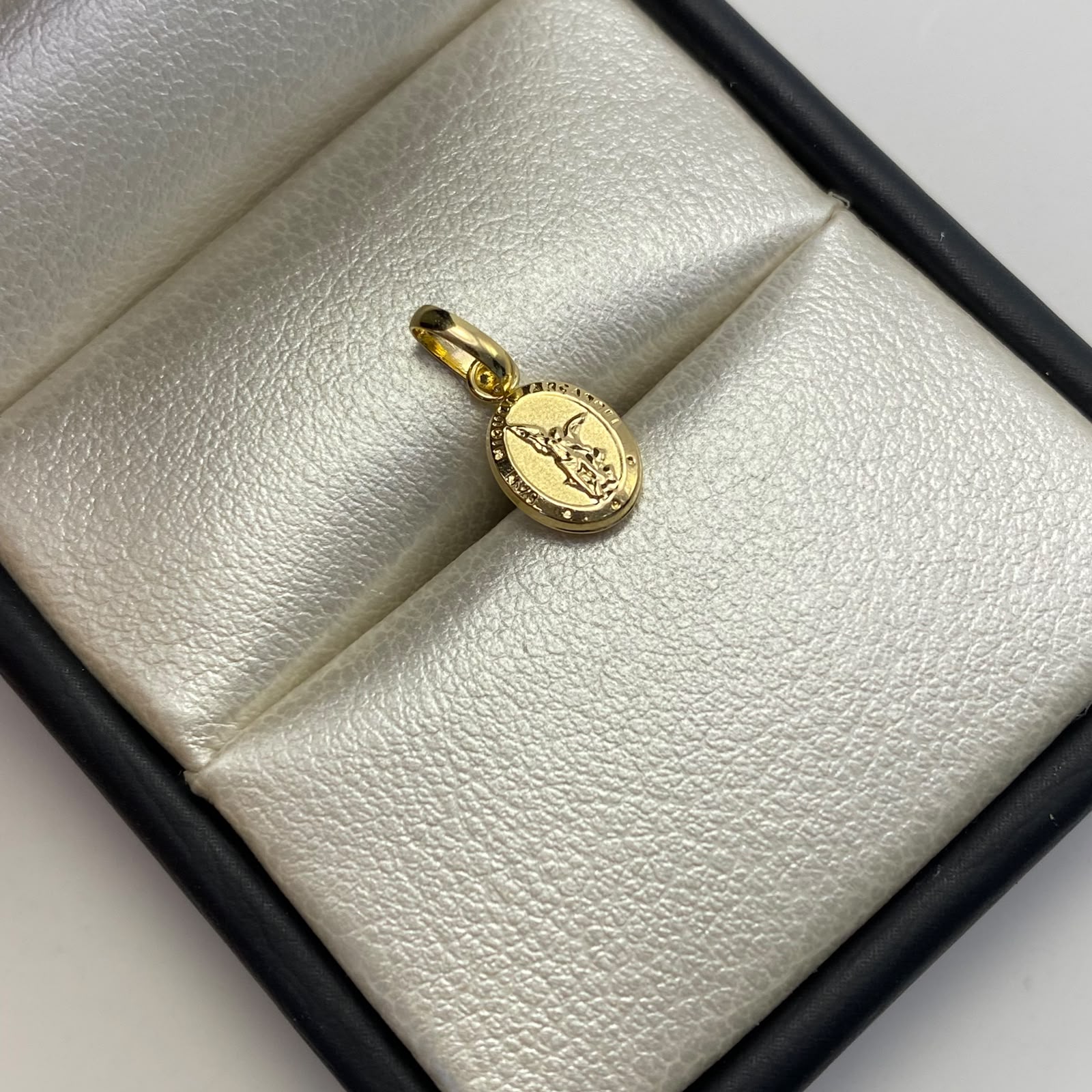 Dije San miguel arcangel Oro amarillo 18k 0,35 Gr / 6,6 mm / 1,5 Cm