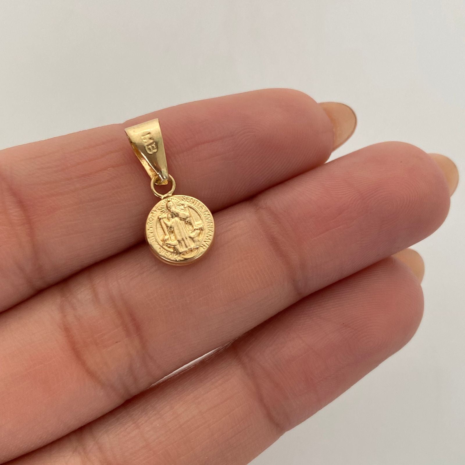 Dije San benito Oro amarillo 18k 0,45 Gr / 8,4 mm / 1,7 Cm