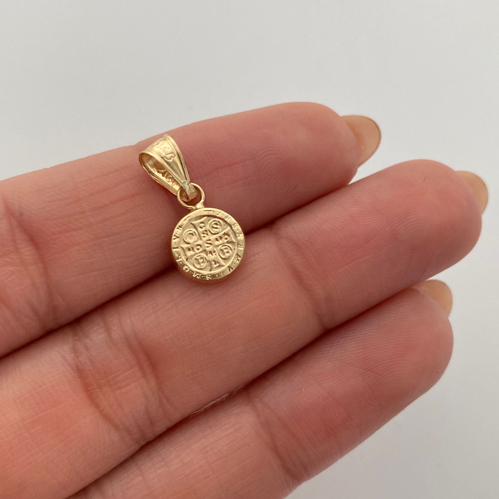Dije San Benito Oro amarillo 18k 0,4 Gr / 8,4 mm / 1,6 Cm