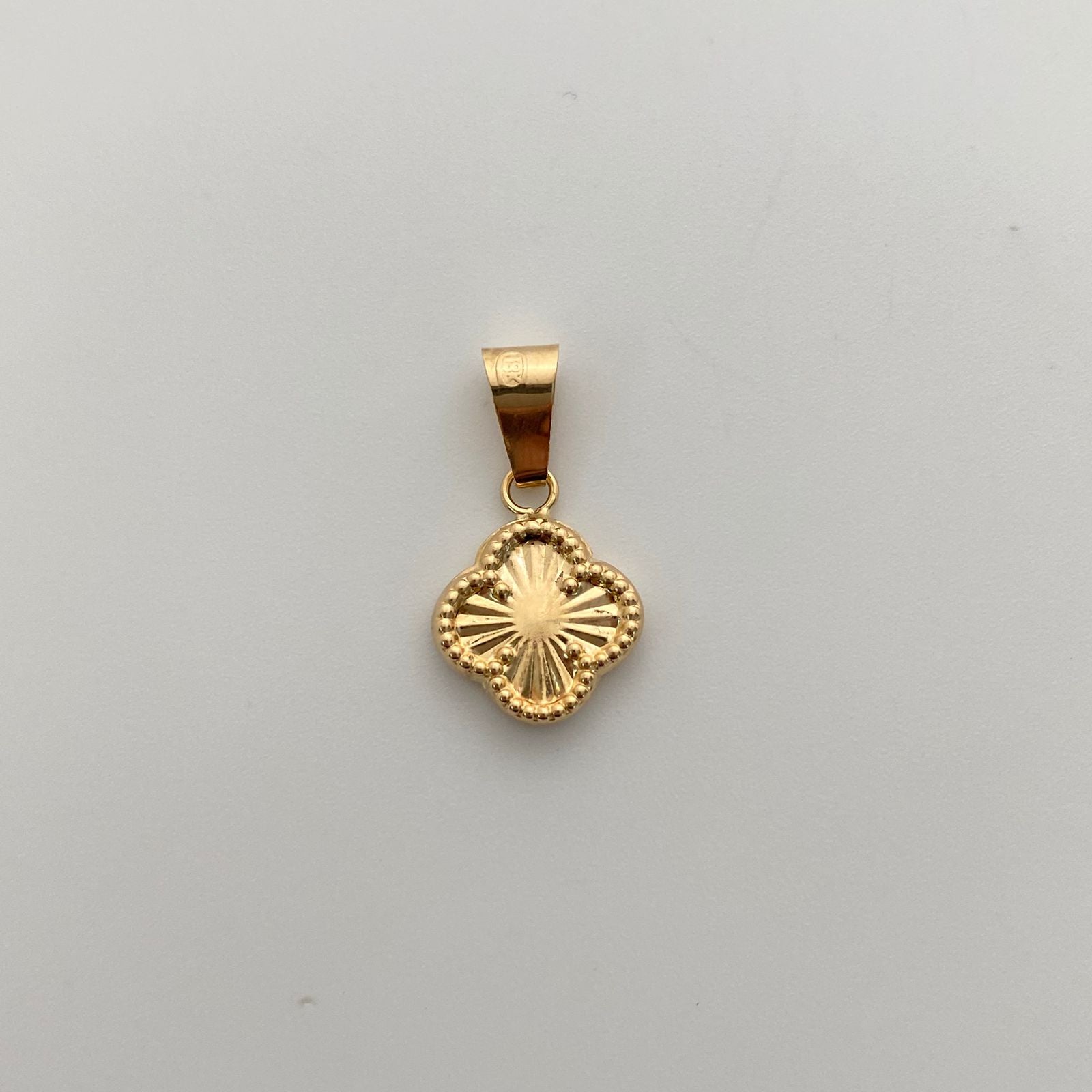 Dije Trebol Diamantado Oro amarillo 18k 1 Gr / 12,6 mm / 2,2 Cm