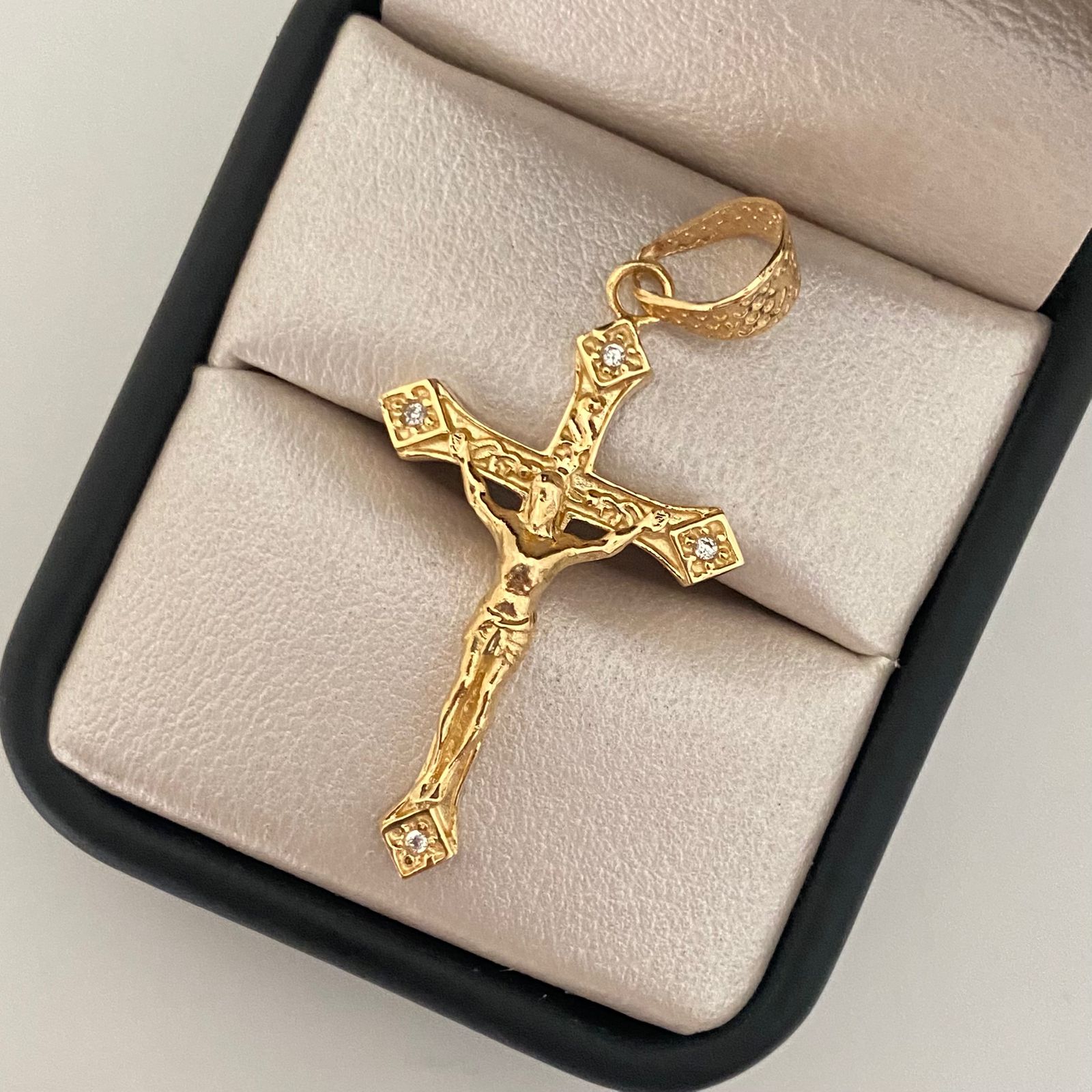 Dije cruz cristo puntas circones blanco fondo grabado Oro amarillo 18k 3,90 Gr / 4,5 Cm