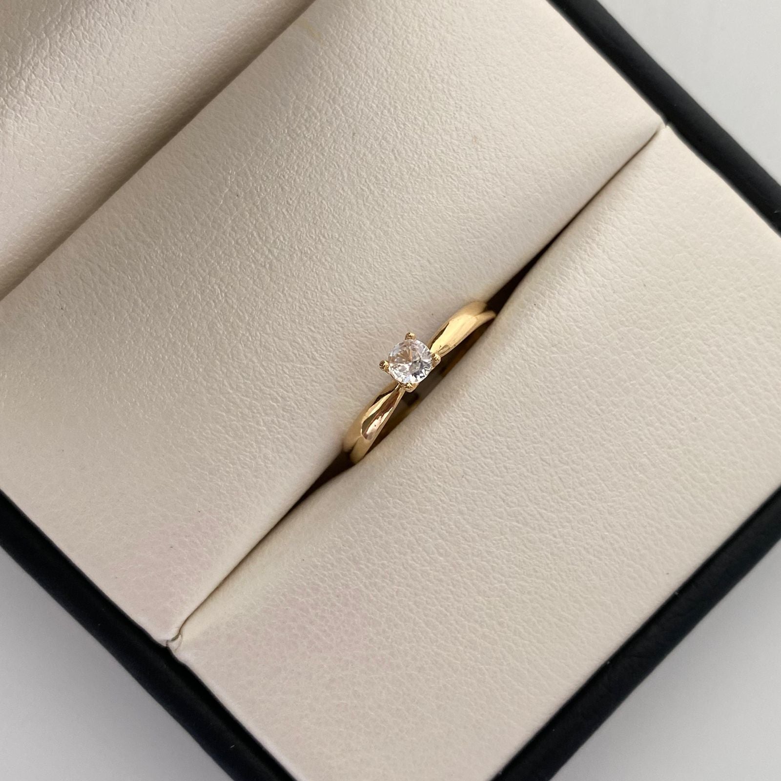 Anillo Solitario Oro amarillo 18k / Talla 6 / 1,15 Gr / 2,1 mm