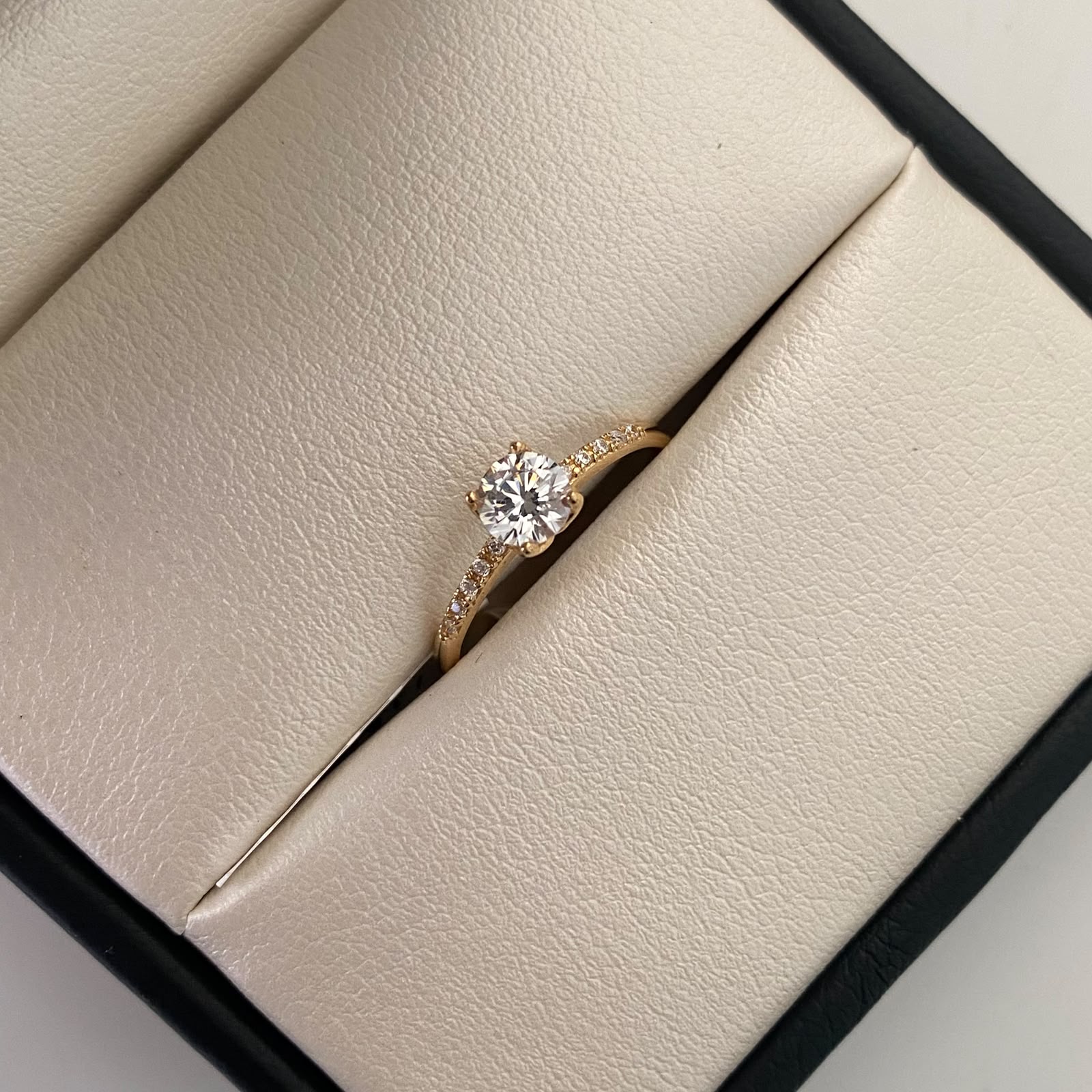 Anillo Solitario Oro amarillo 18k / Talla 7 / 1,4 Gr / 1,5 mm