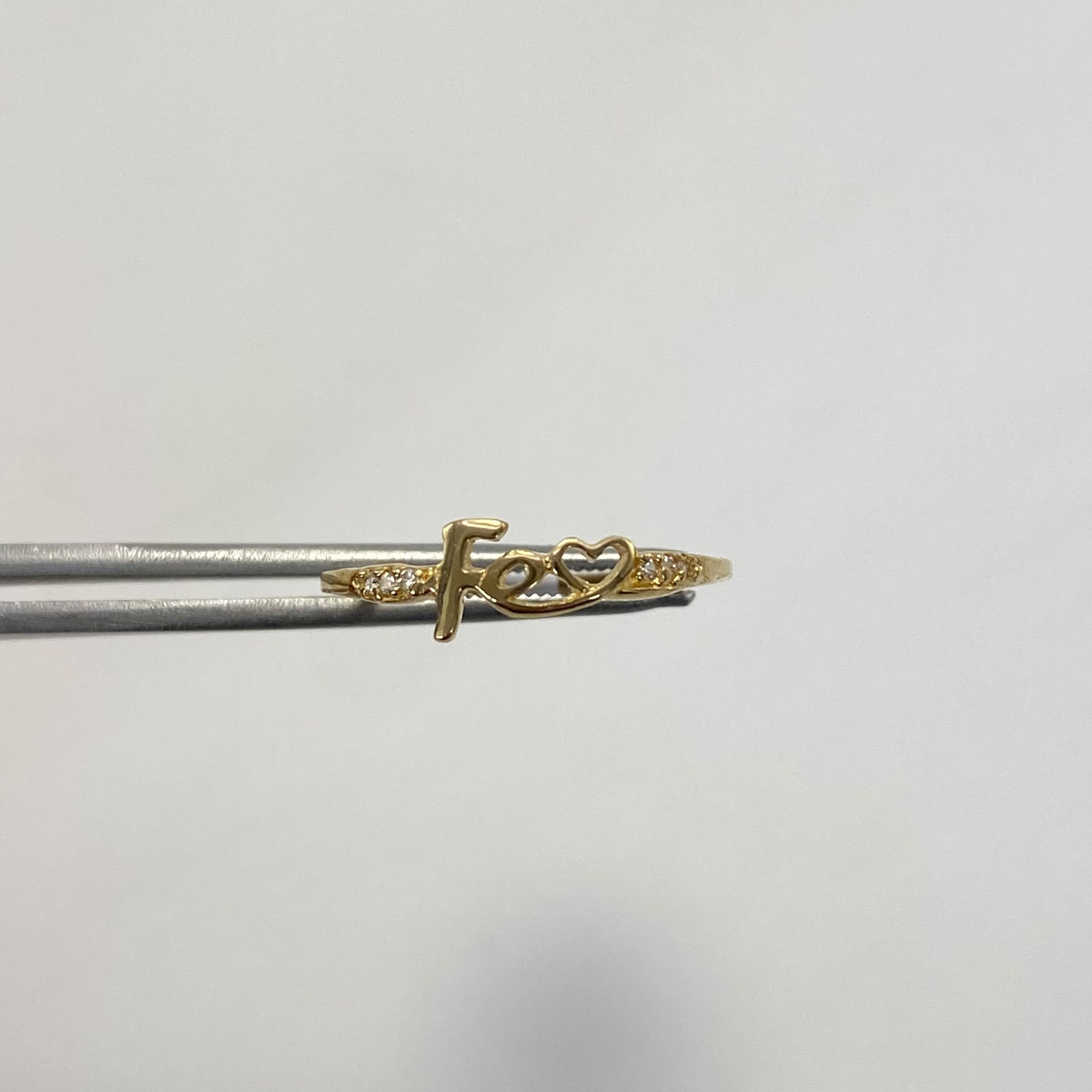 Anillo Fe circonesc orazon silueta Oro amarillo 18k / Talla 6 / 0,95 Gr / 1 mm