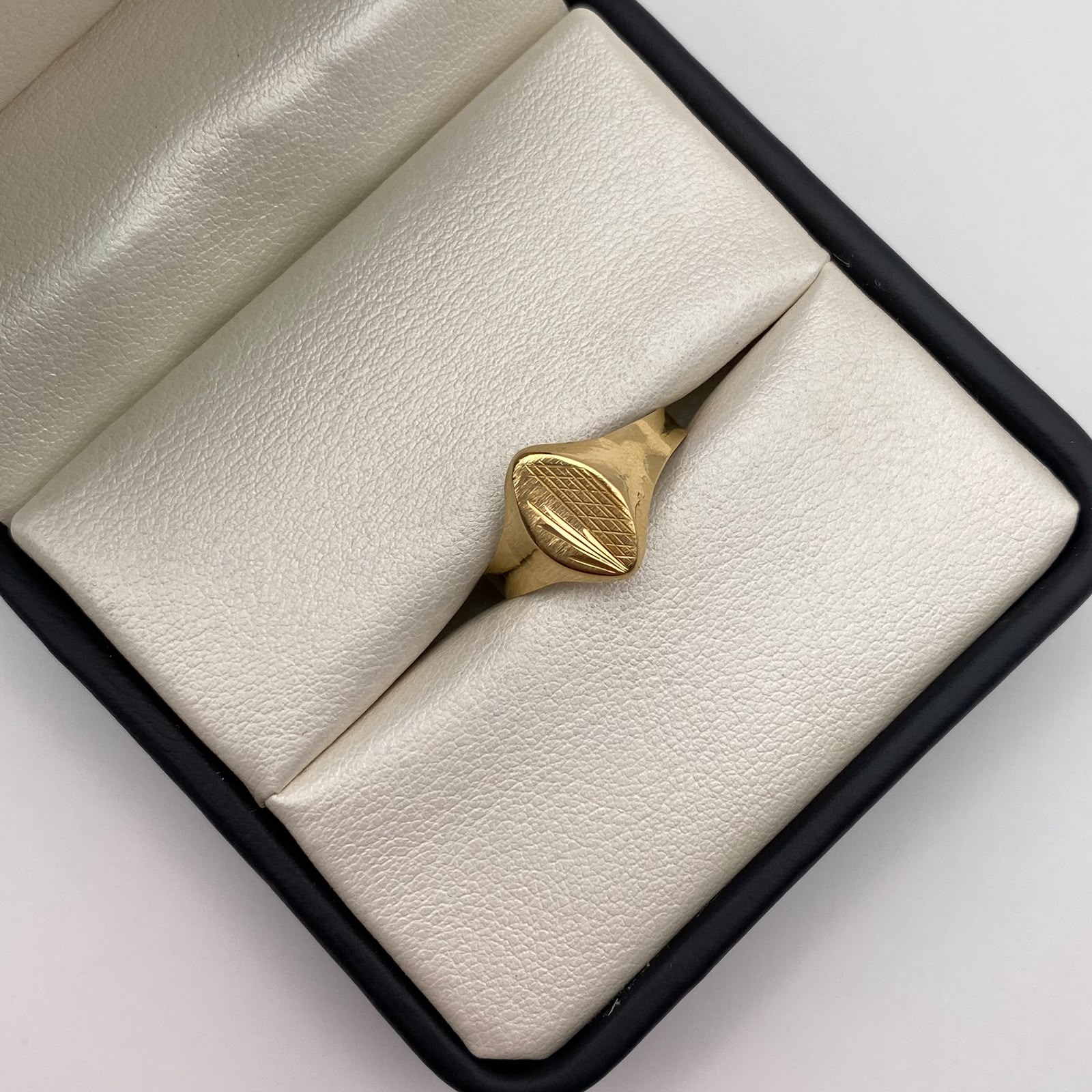 Anillo Troquel diseño diamantado Oro amarillo 18k / Talla 9 / 1,4 Gr / 2,9 mm