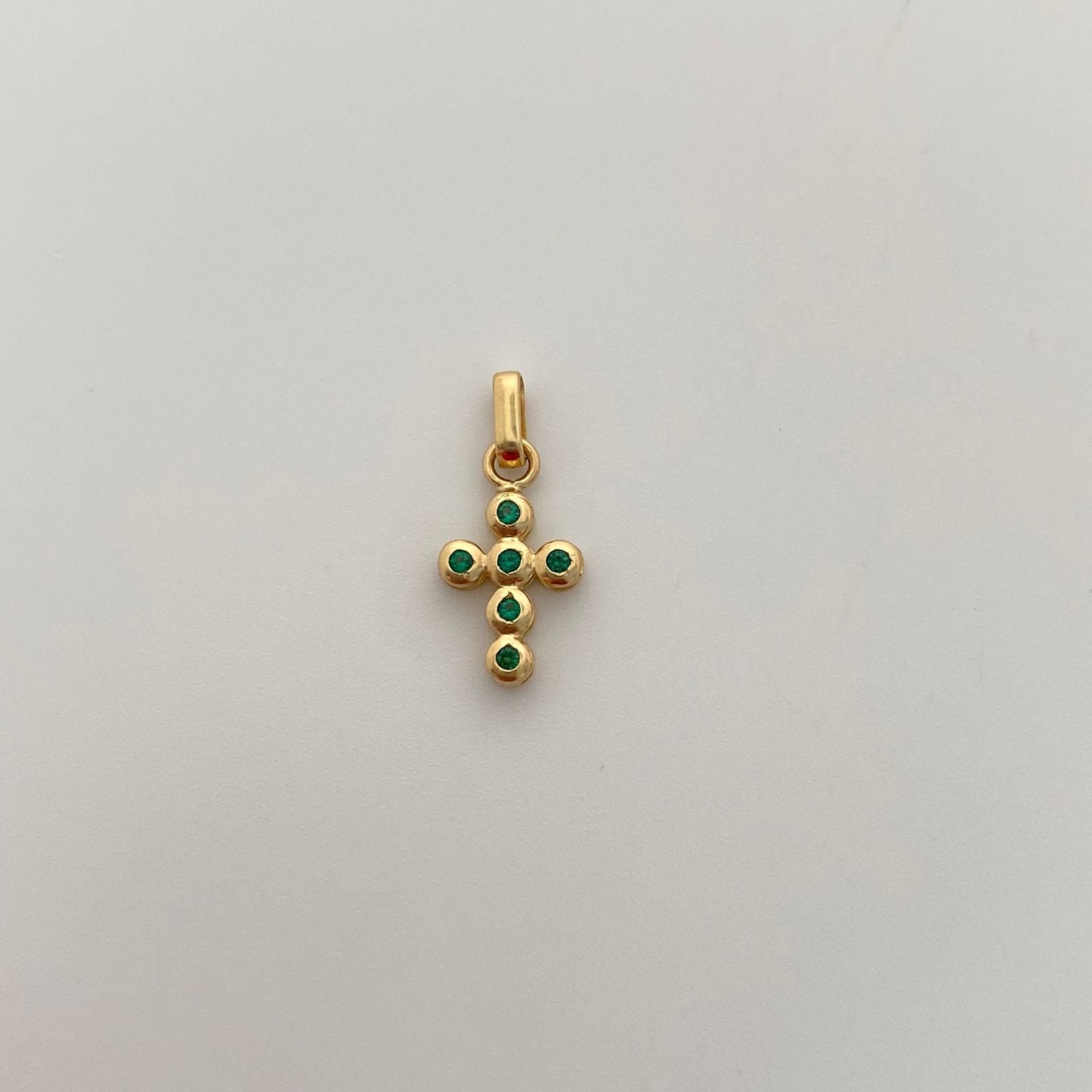Dije Cruz circones verdes Oro amarillo 18k 1,15 Gr / 9,4 mm / 2 Cm