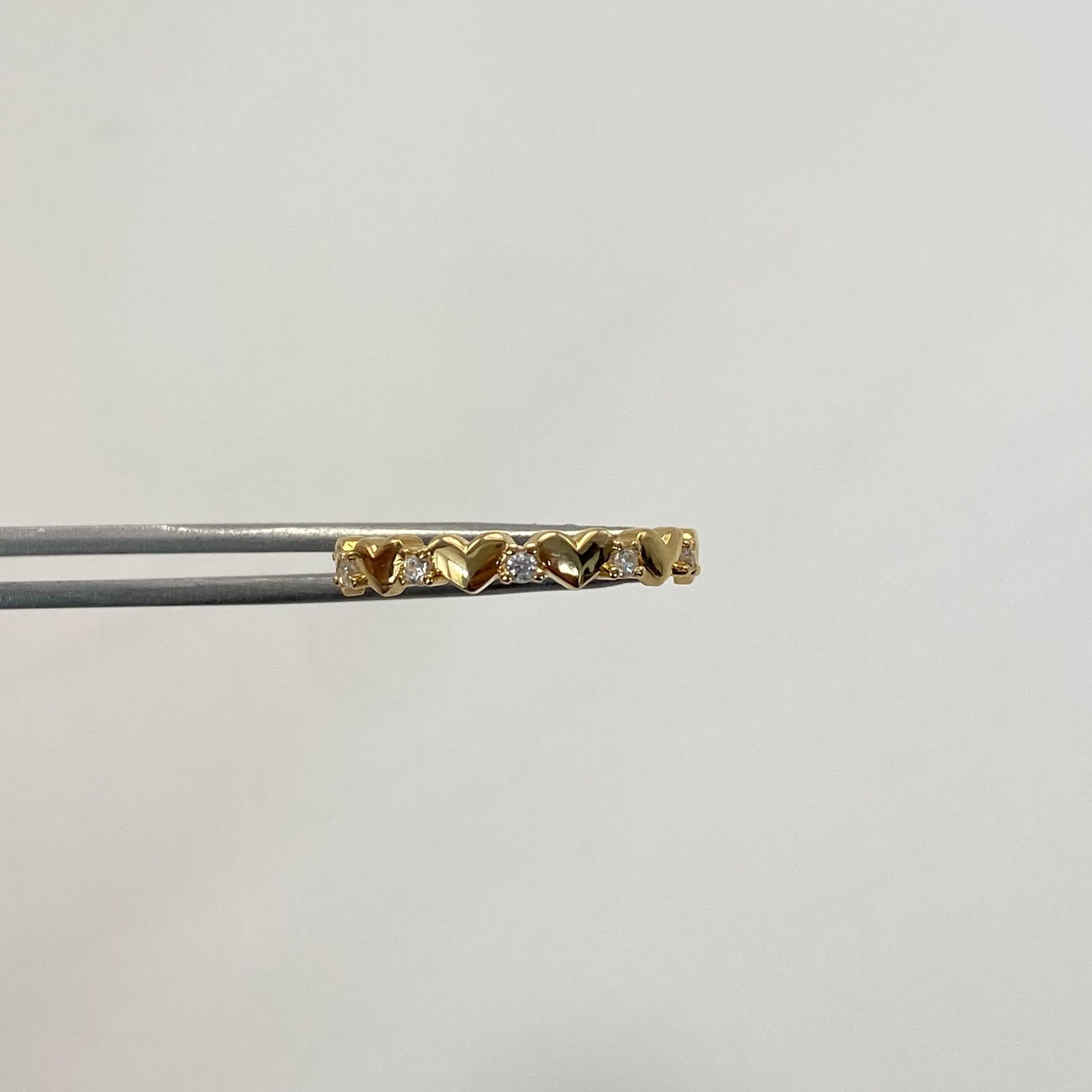 Anillo Fila corazones circones blancos Oro amarillo 18k / Talla 7 / 1,65 Gr / 1,3 mm