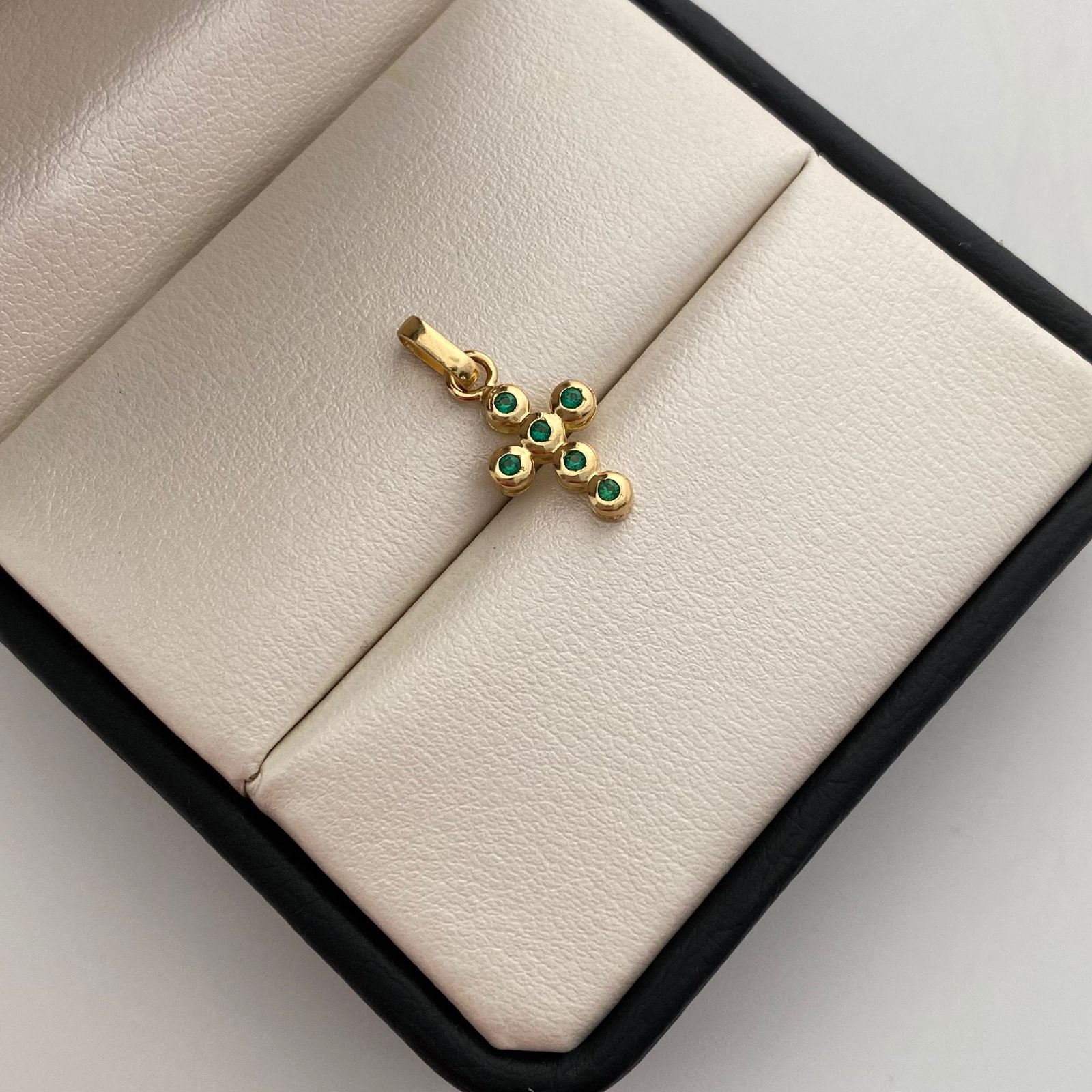 Dije Cruz circones verdes Oro amarillo 18k 1,15 Gr / 9,4 mm / 2 Cm