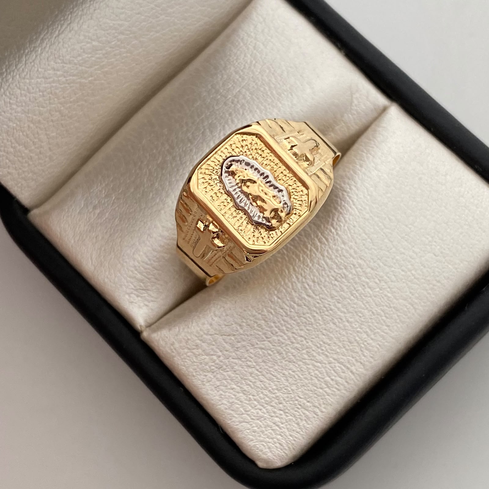Anillo Virgen de Guadalupe Oro amarillo y Oro blanco 18k / Talla 11 1/2 / 3,3 Gr / 4,9 mm
