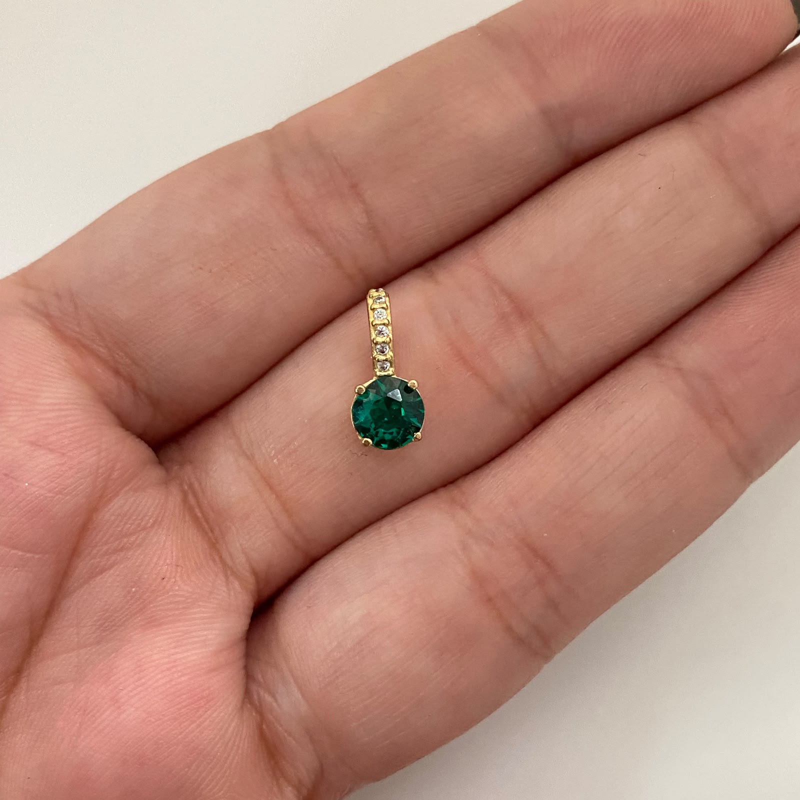 Dije Circon Verde Oro amarillo 18k 0,85 Gr / 5,5 mm / 1,1 Cm