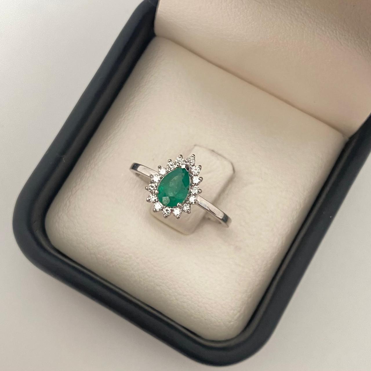 Anillo gota esmeralda borde diamantes (Joya) Oro blanco 18k / Talla 7 / 2,75 Gr