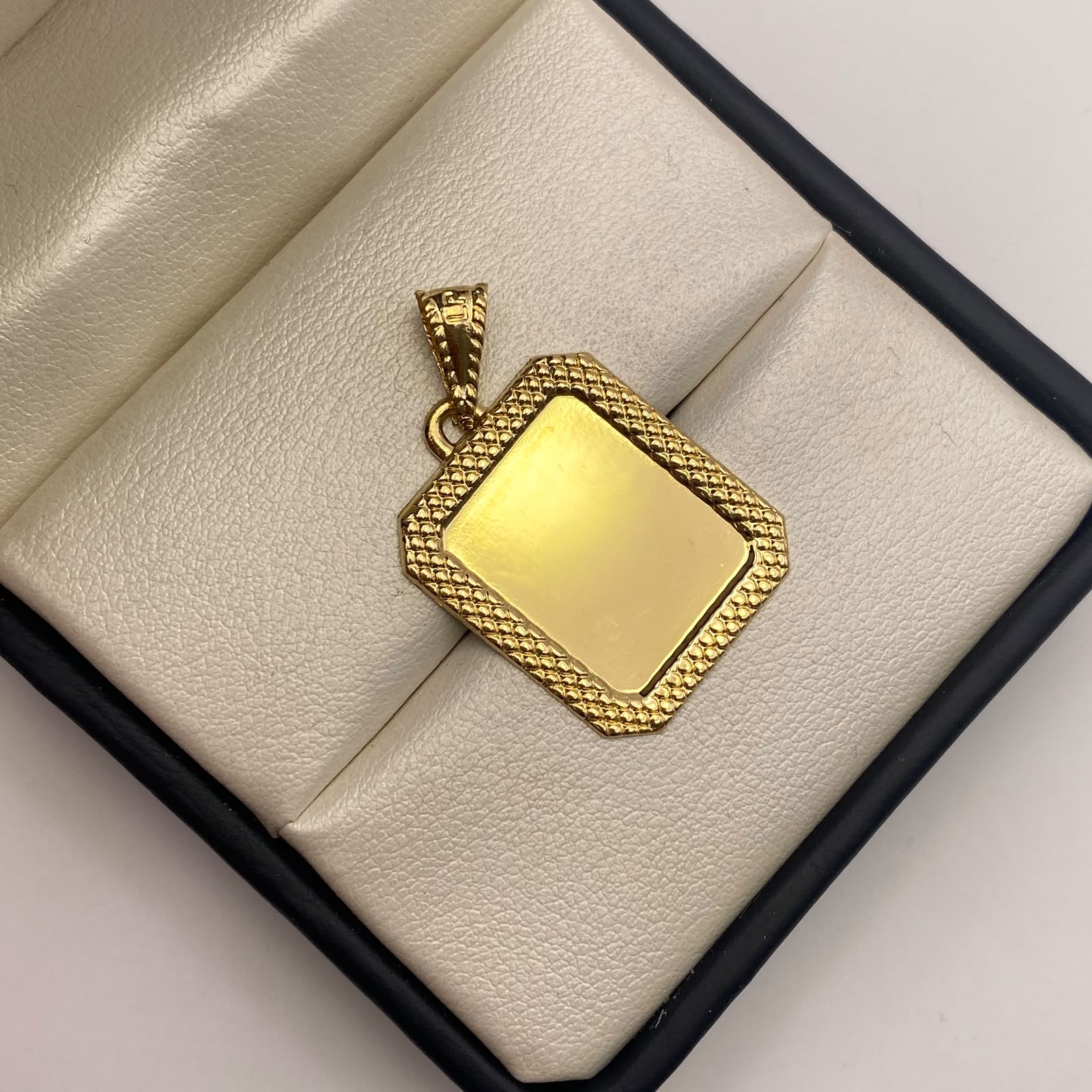 Dije placa fotograbado borde diamantado Oro amarillo 18k 1,77 Gr / 21,16 mm / 3,5 Cm