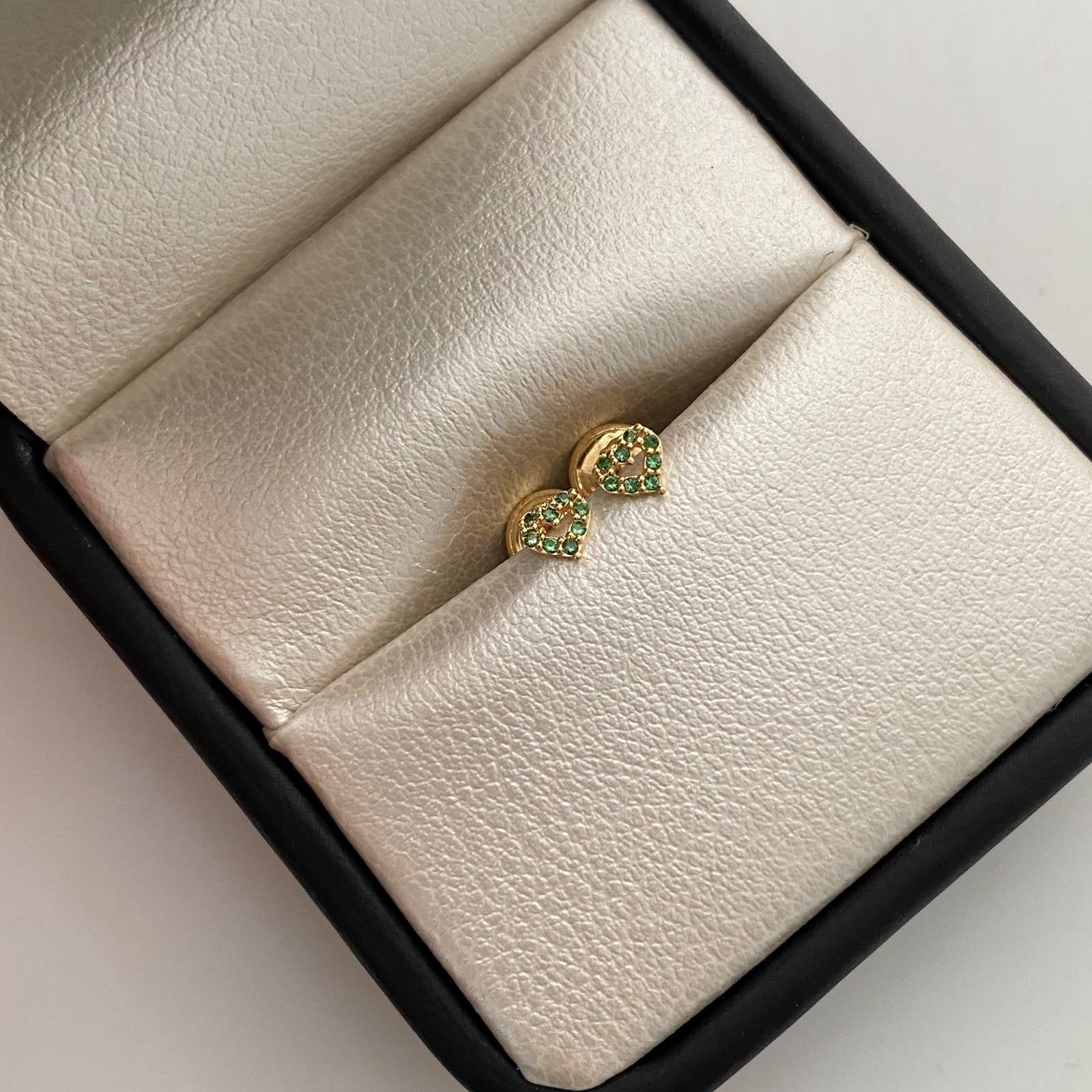 Topos mini silueta corazon circones verdes Oro amarillo 18k 0,5 Gr / 2,5 mm