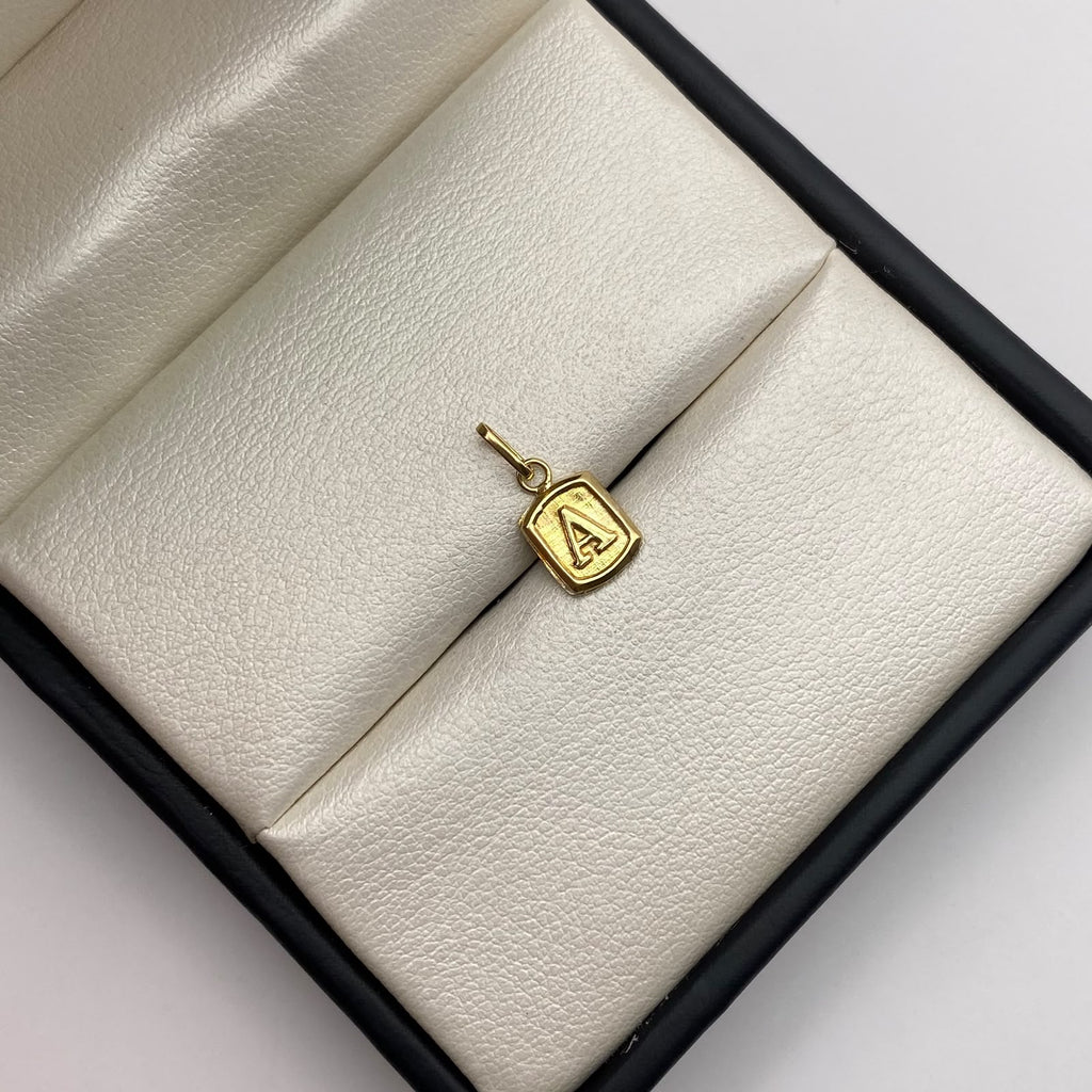 Dije letra A Oro amarillo 18k 0,4 Gr / 6,96 mm / 1,3 Cm