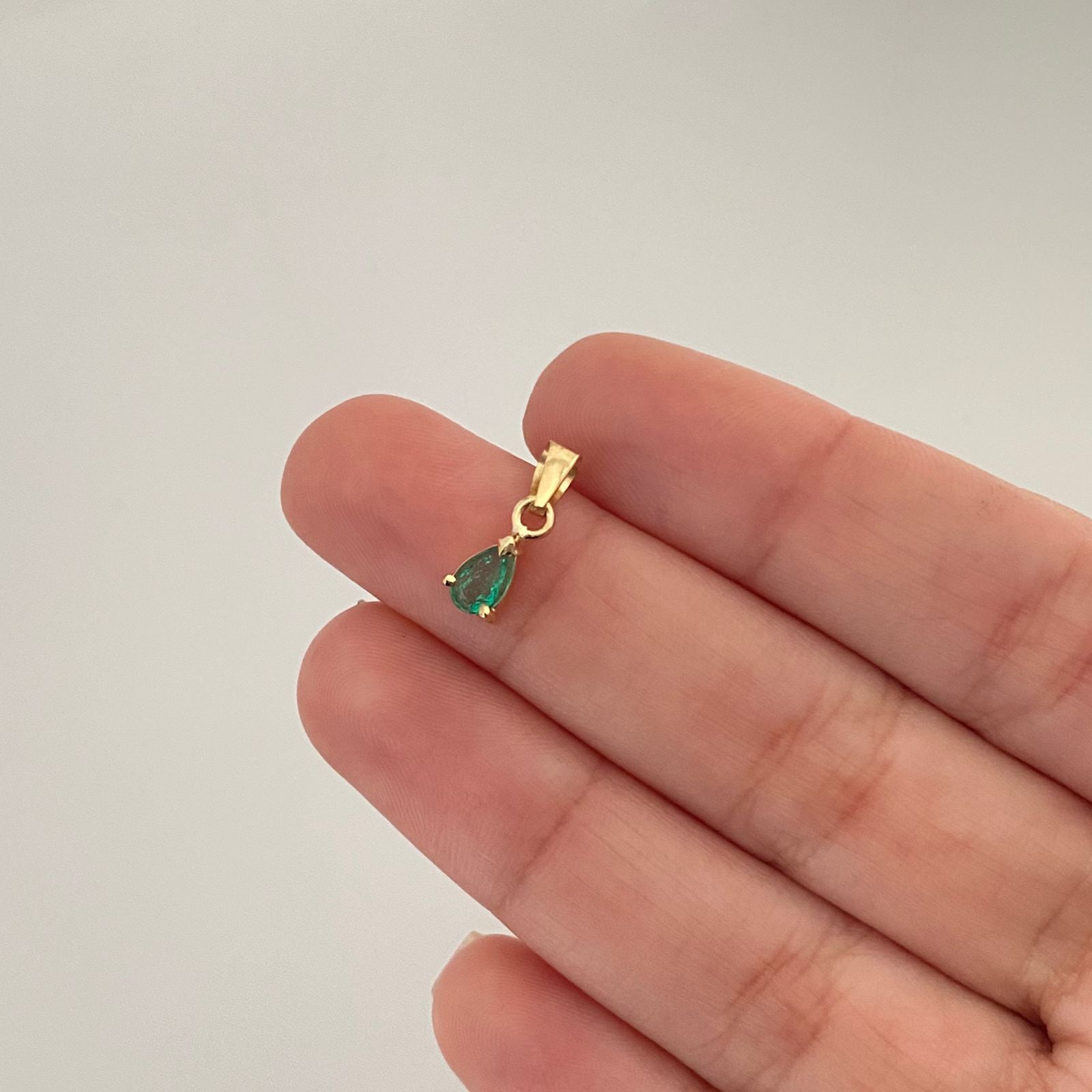 Dije esmeralda recatngular Oro amarillo 18k 0,75 Gr / 1,2 Cm