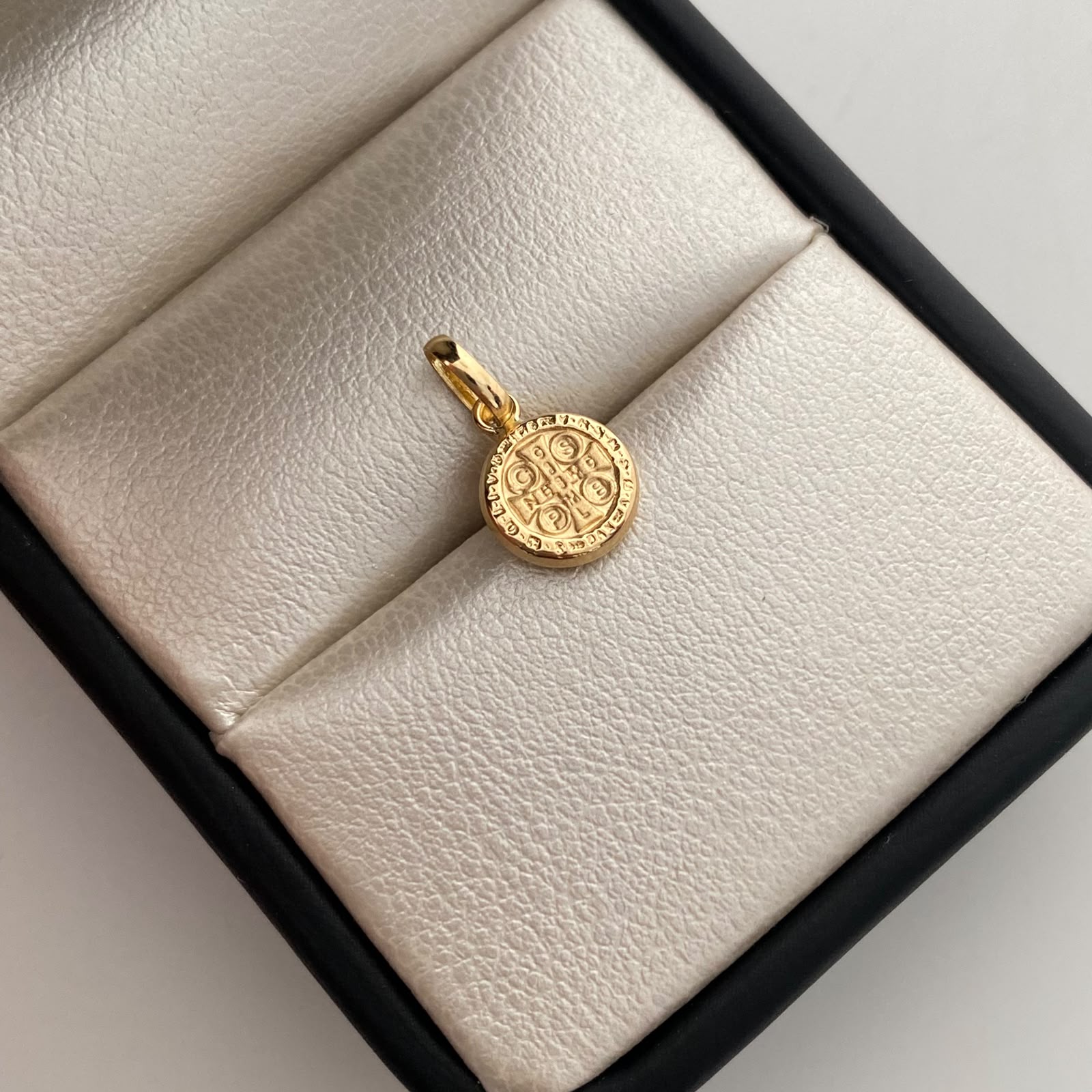 Dije San Benito Oro amarillo 18k 0,45 Gr / 8,4 mm / 1,5 Cm