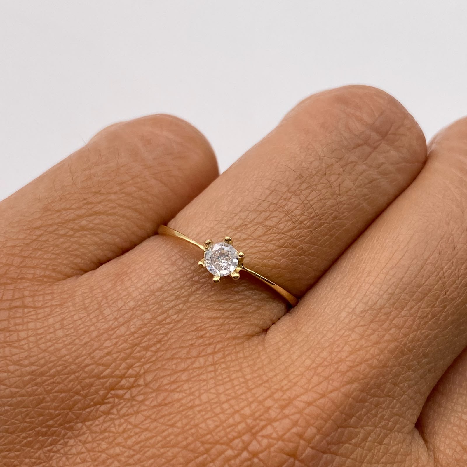 Anillo Solitario Oro amarillo 18k / Talla 8 / 1,6 Gr / 1,5 mm