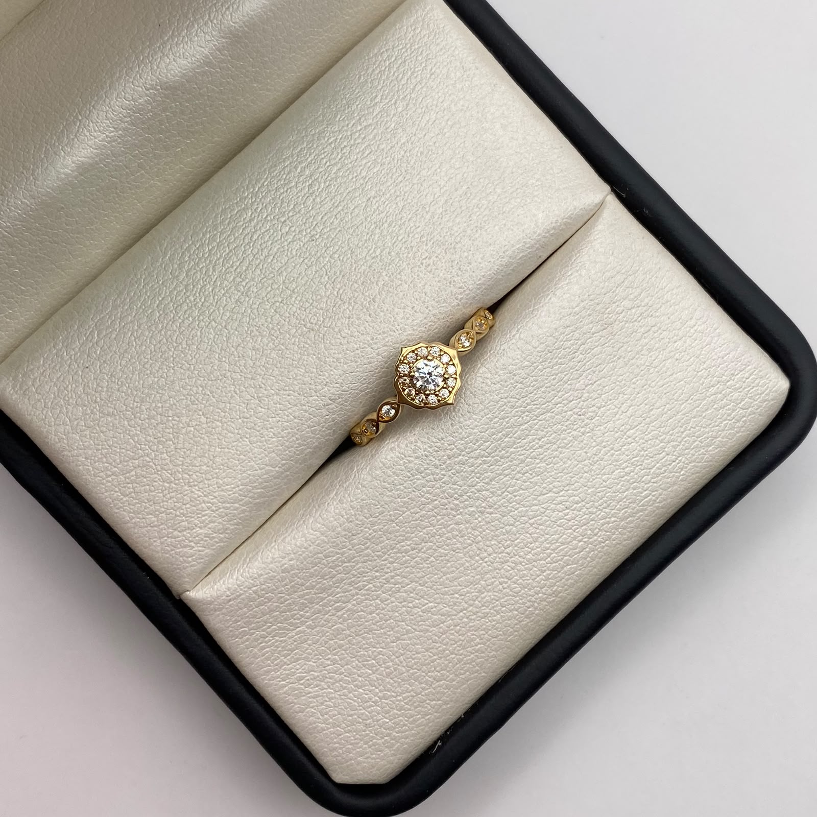 Anillo solitario circones blancos Oro amarillo 18k / Talla 6 3/4 / 1,9 Gr / 1,27 mm