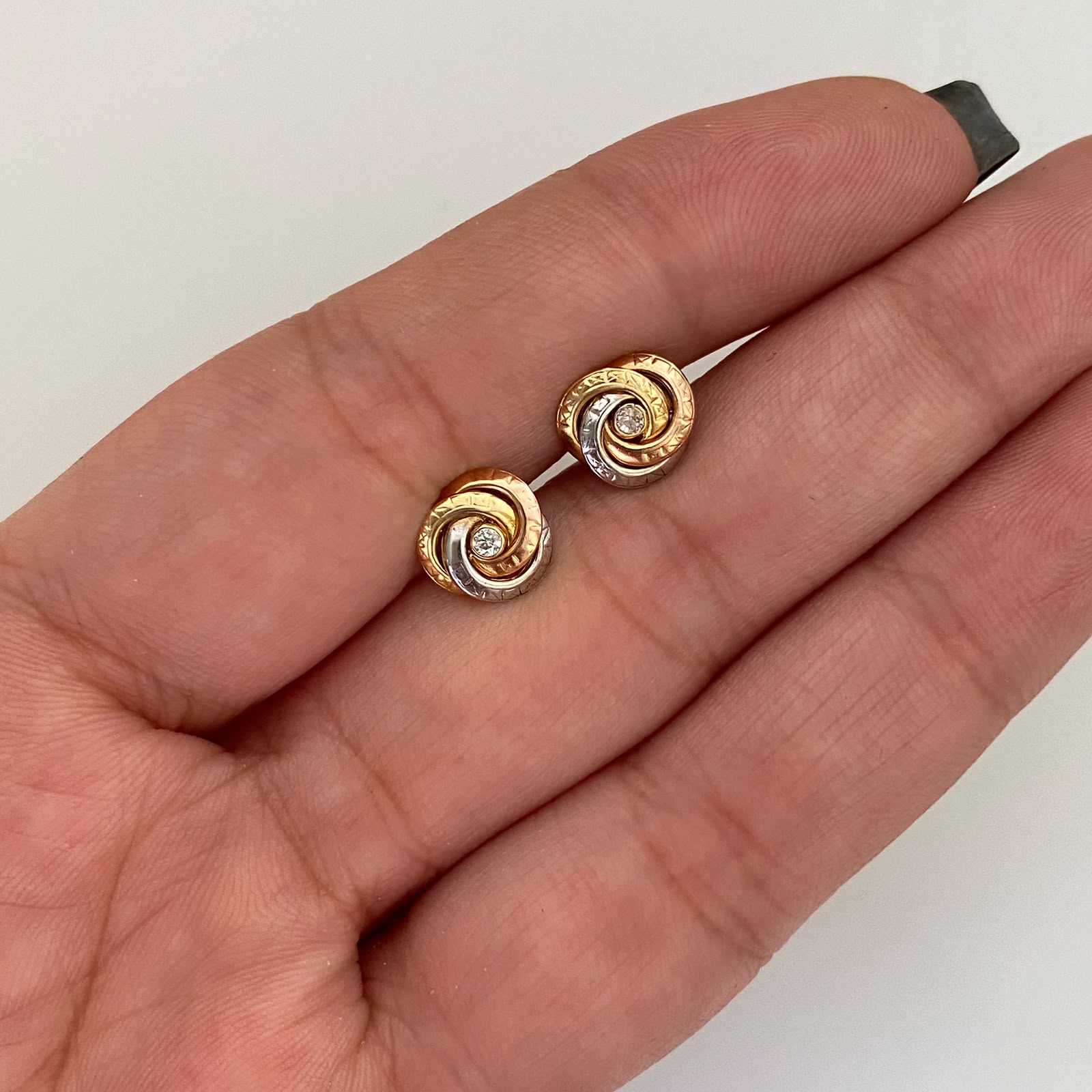 Topos Nudo Circon Tres oros 18k 0,95 Gr / 8,5 mm