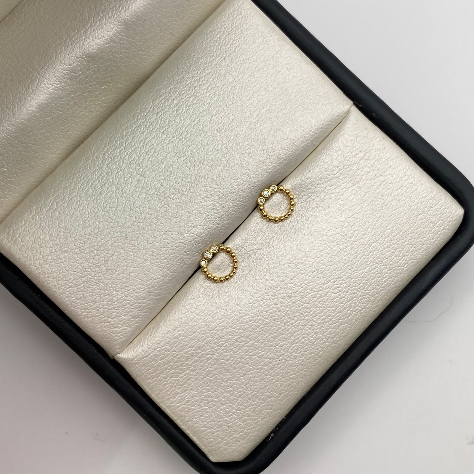 Topos Circulo tres circones blancos Oro amarillo 18k 0,7 Gr / 6,7 mm