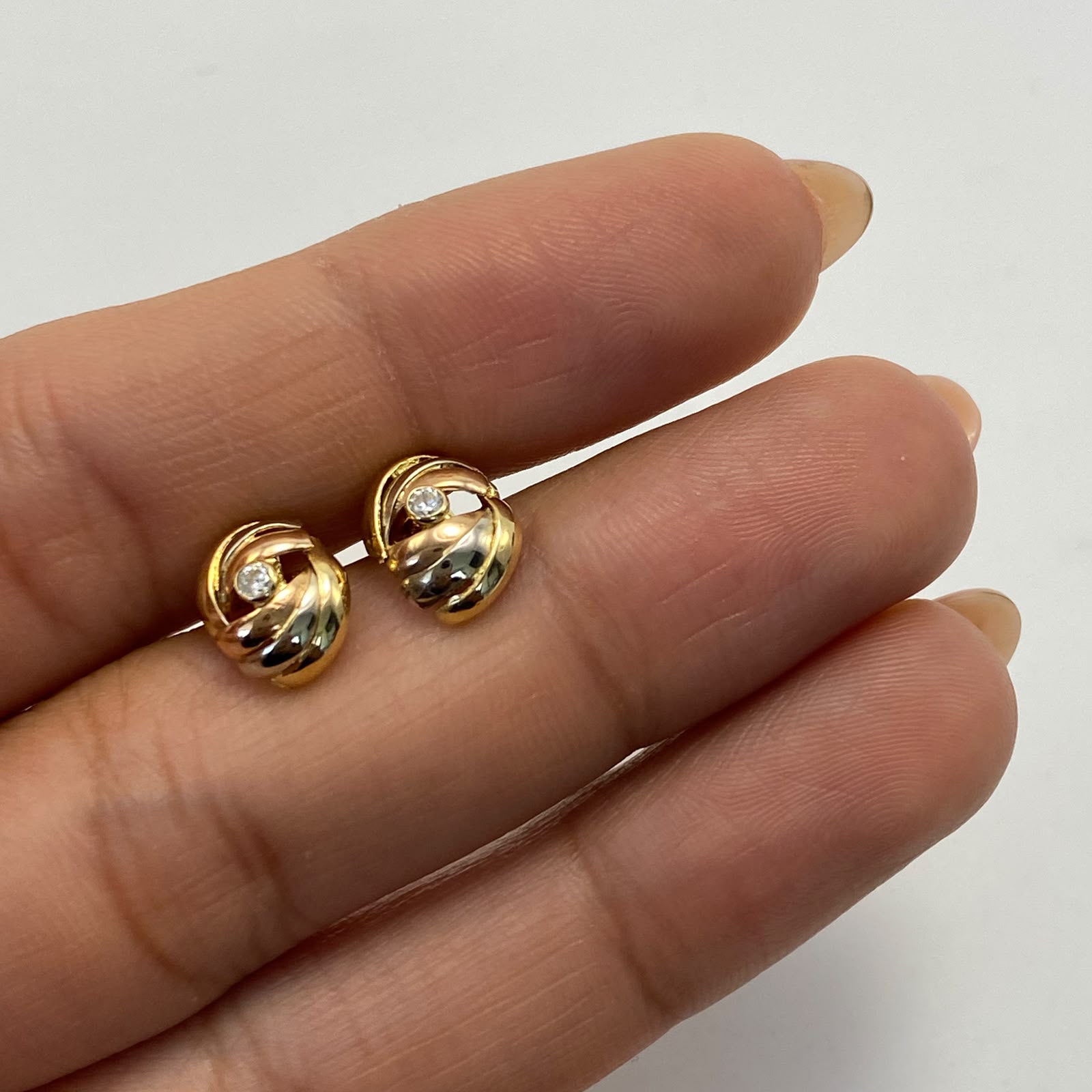 Topos Nudo doble circon Tres oros 18k 1,65 Gr / 9,3 mm