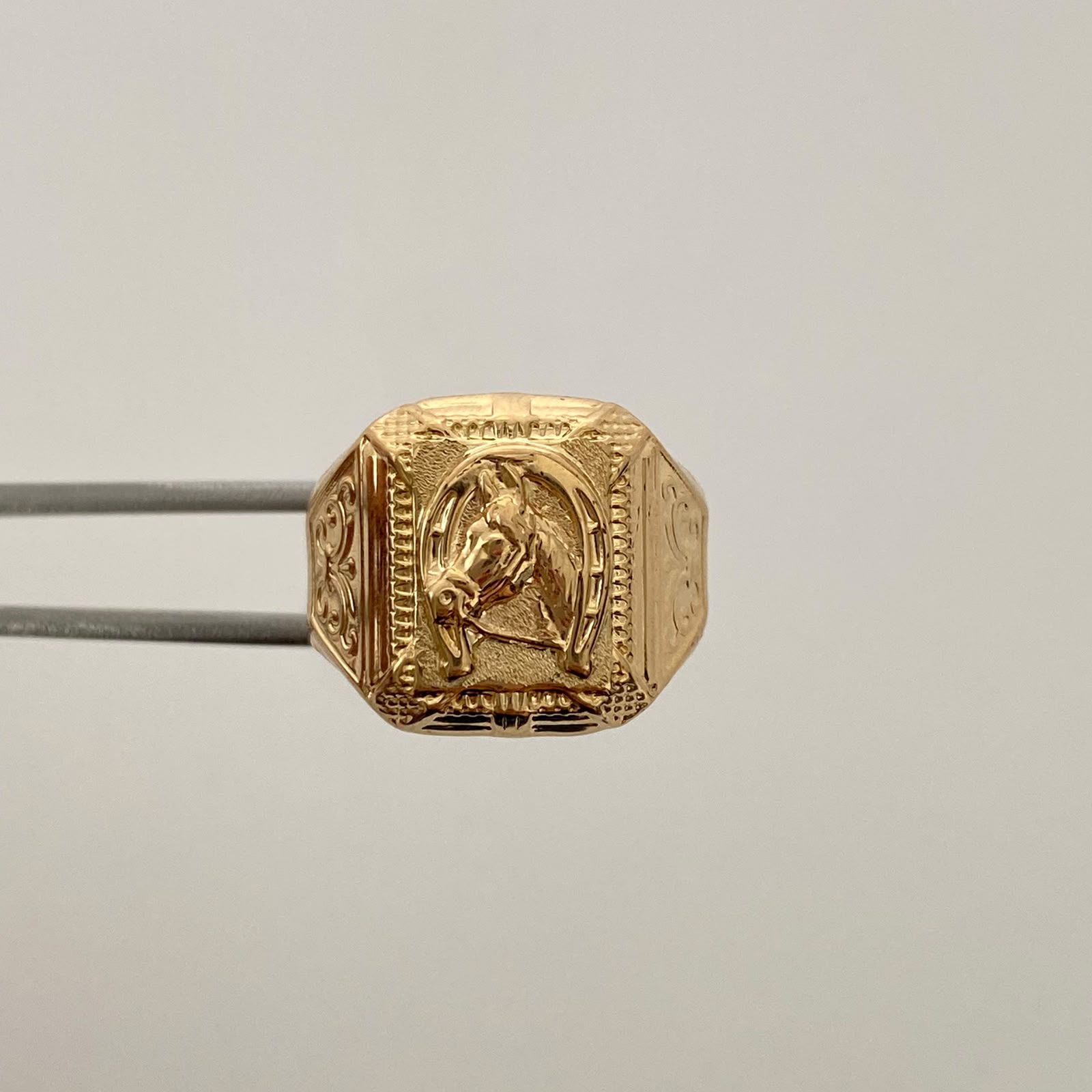Anillo Troquel Herradura Oro amarillo 18k / Talla 9 1/2 / 3,65 Gr / 5,7 mm