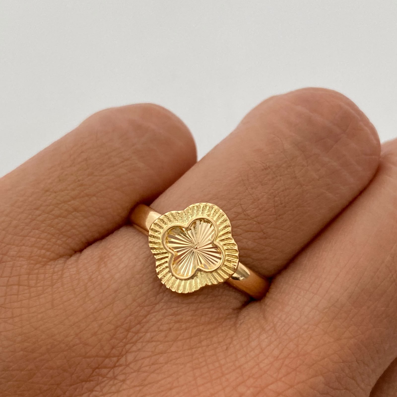 Anillo Trebol Diamantado Oro amarillo 18k / Talla 7 / 1,85 Gr / 3 mm
