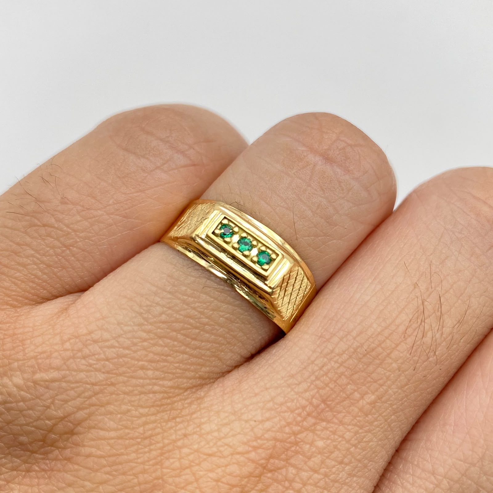 Anillo tres circones verdes en cuadro Oro amarillo / Talla 7 1/2 / 1,85 Gr