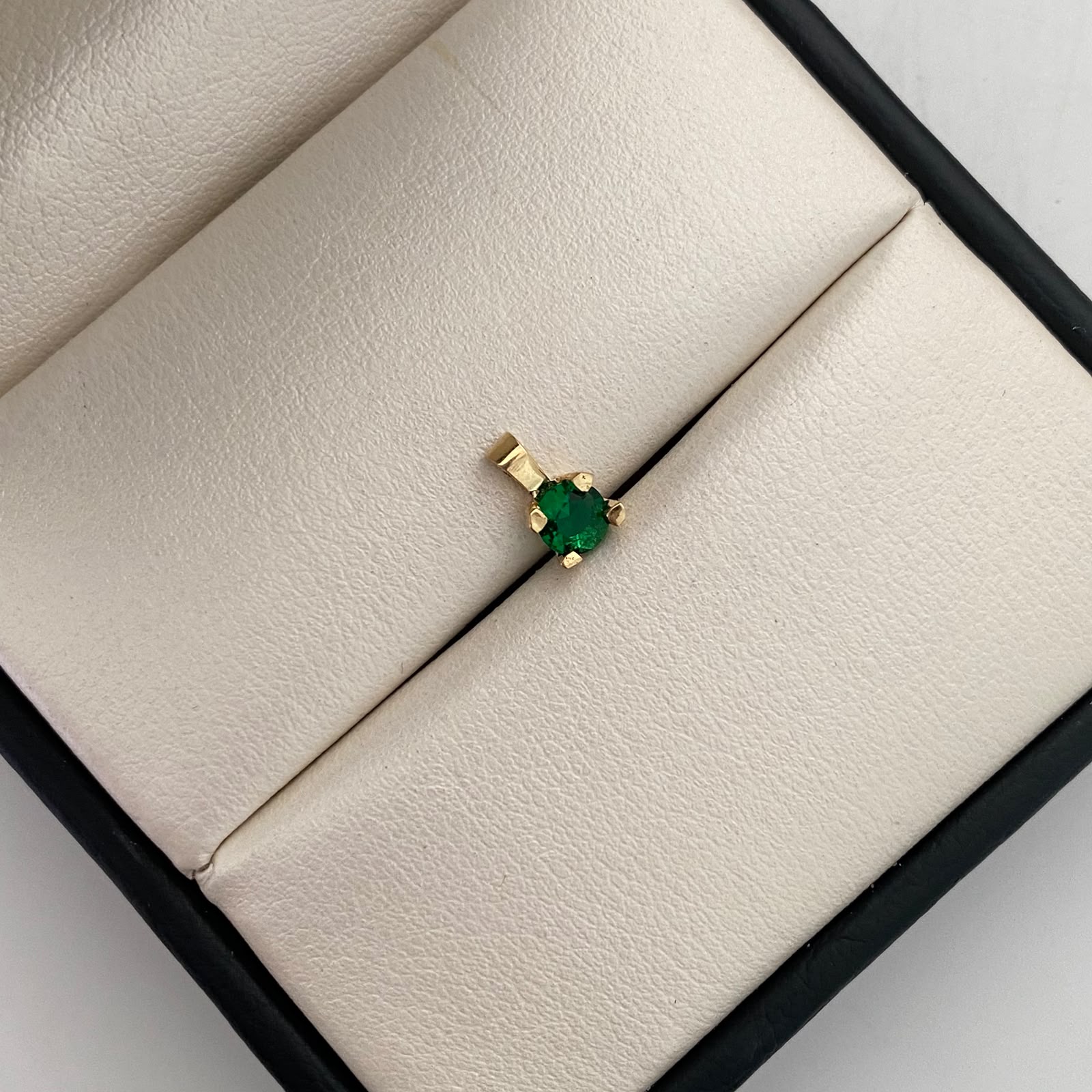 Dije Circon Verde Oro amarillo 18k 0,45 Gr / 5,1 mm / 0,7 Cm