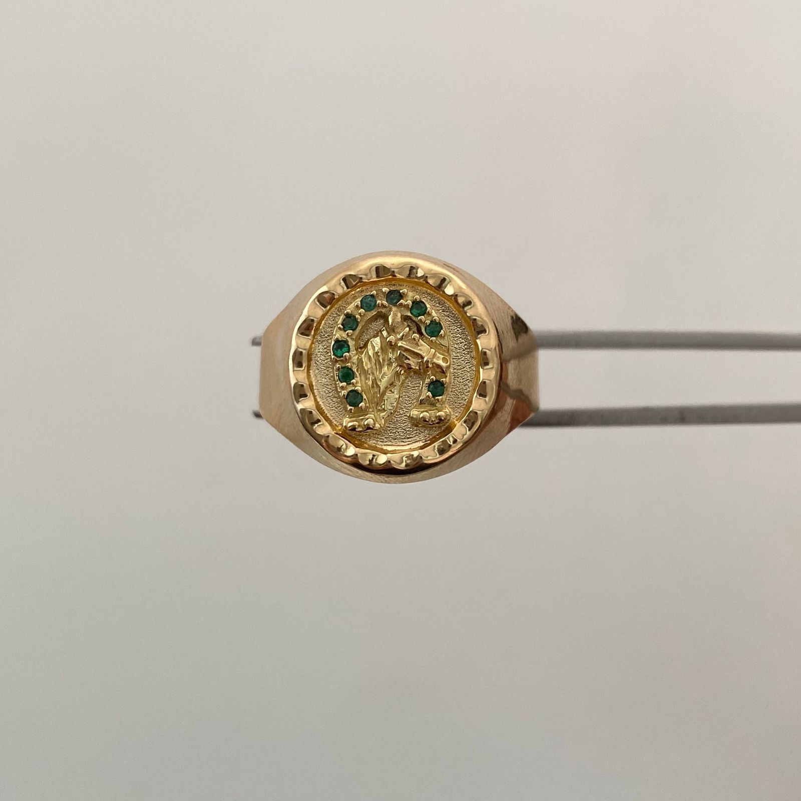 Anillo Troquel caballo circon verde Oro amarillo 18k / Talla 10 1/2 / 3,75 Gr / 5,1 mm