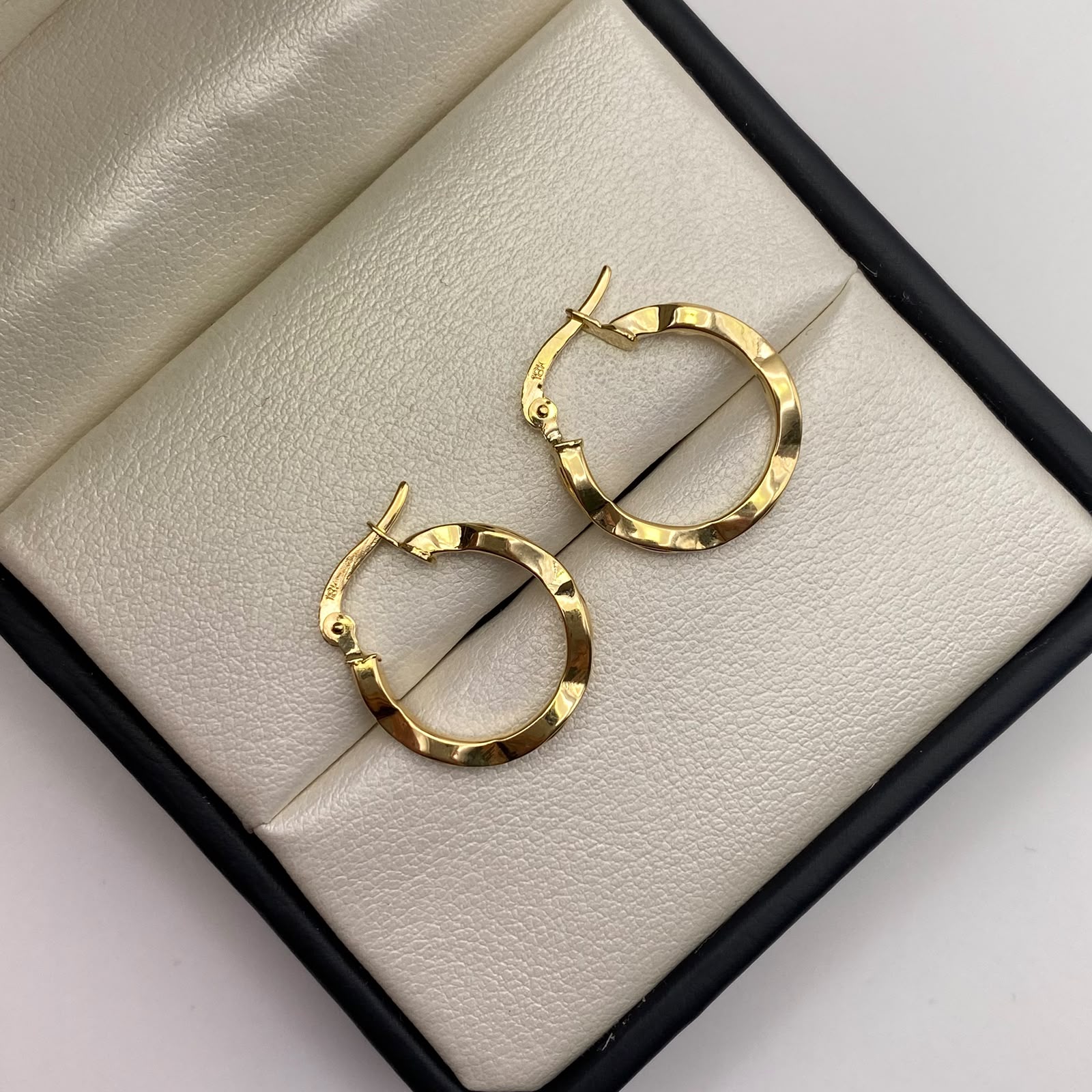 Candonga ondulada lineas Oro amarillo 18k 1,58 Gr / 2 Cm