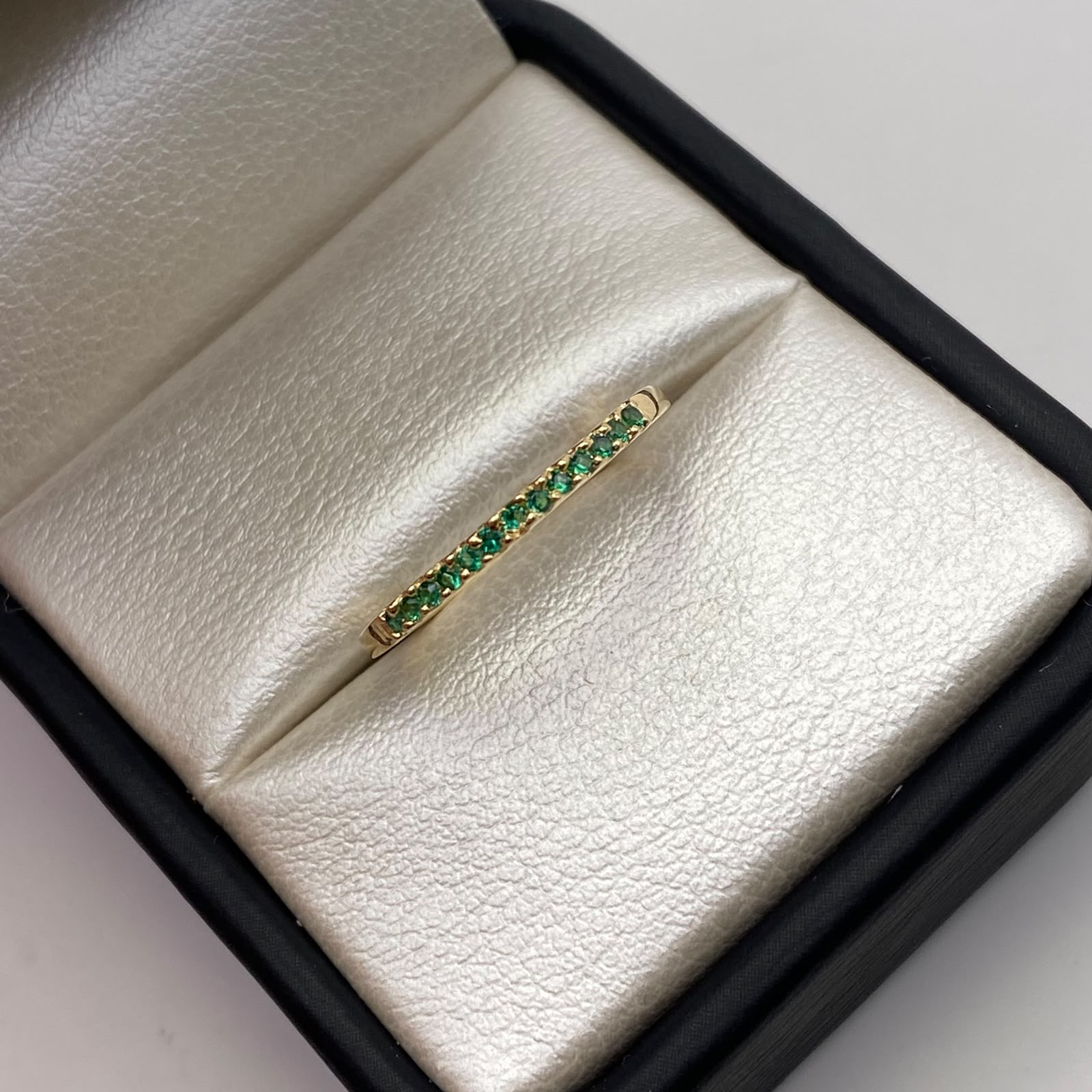 Anillo Churumbela verde Oro amarillo 18k / Talla 7 1/2 / 1,4 Gr / 1,2 mm