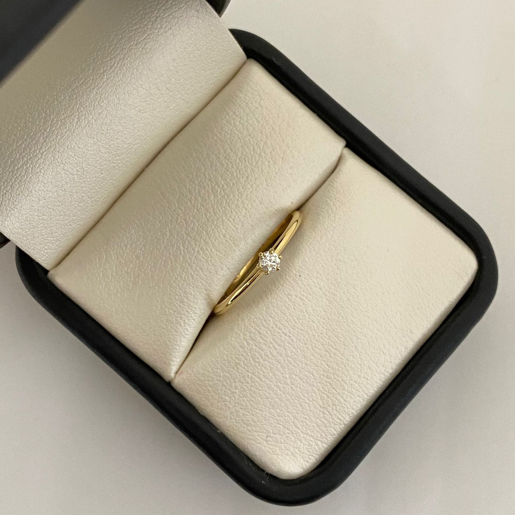 Anillo solitario con diamante de 3mm Oro amarillo 18k / Talla 6 1/2 / 1,25 Gr