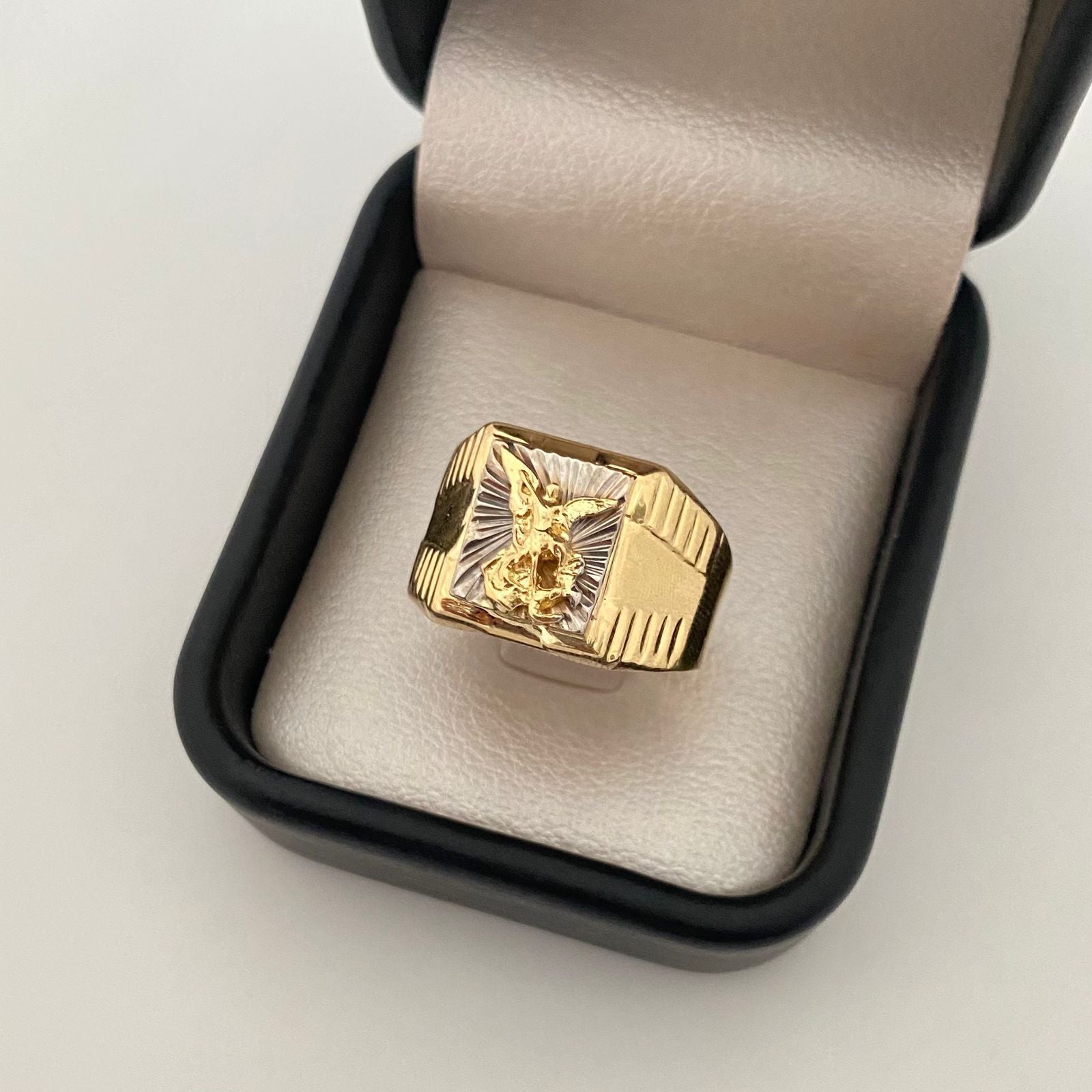Anillo arcangel san miguel fondo diamantado Oro amarillo y Oro blanco 18k / Talla 11 1/2 / 4,5 Gr