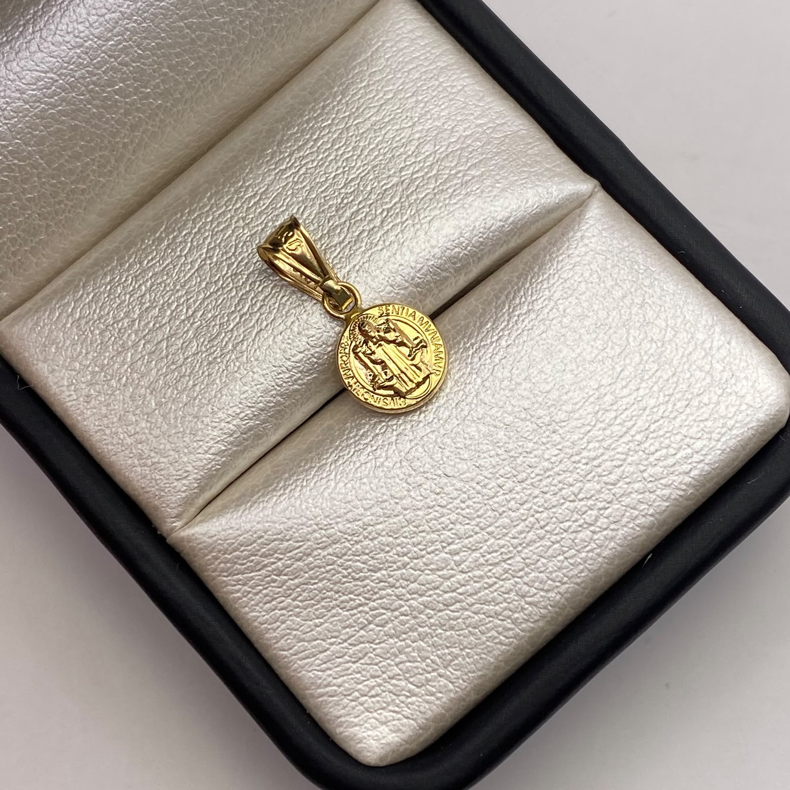 Dije San benito Oro amarillo 18k 0,41 Gr / 8,5 mm / 1,7 Cm